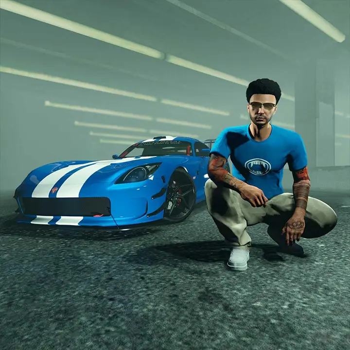 Un joueur portant le T-shirt Banshee bleu avec derrière lui une voiture Bravado Banshee bleue.