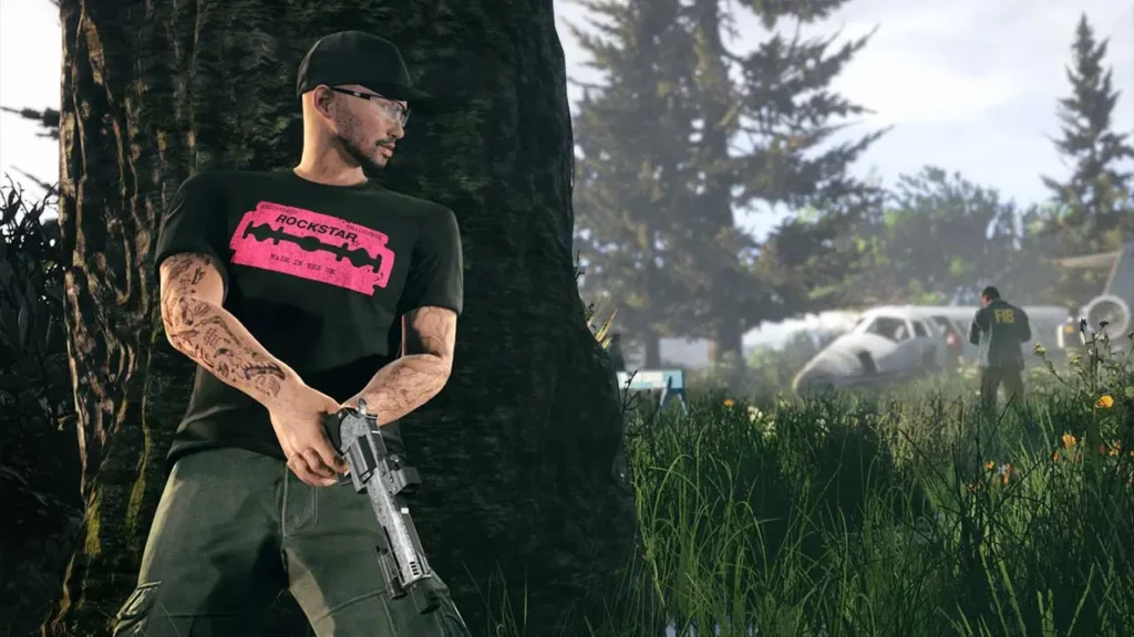 Un joueur de GTA Online portant le "T-shirt lame de rasoir vieilli Rockstar".