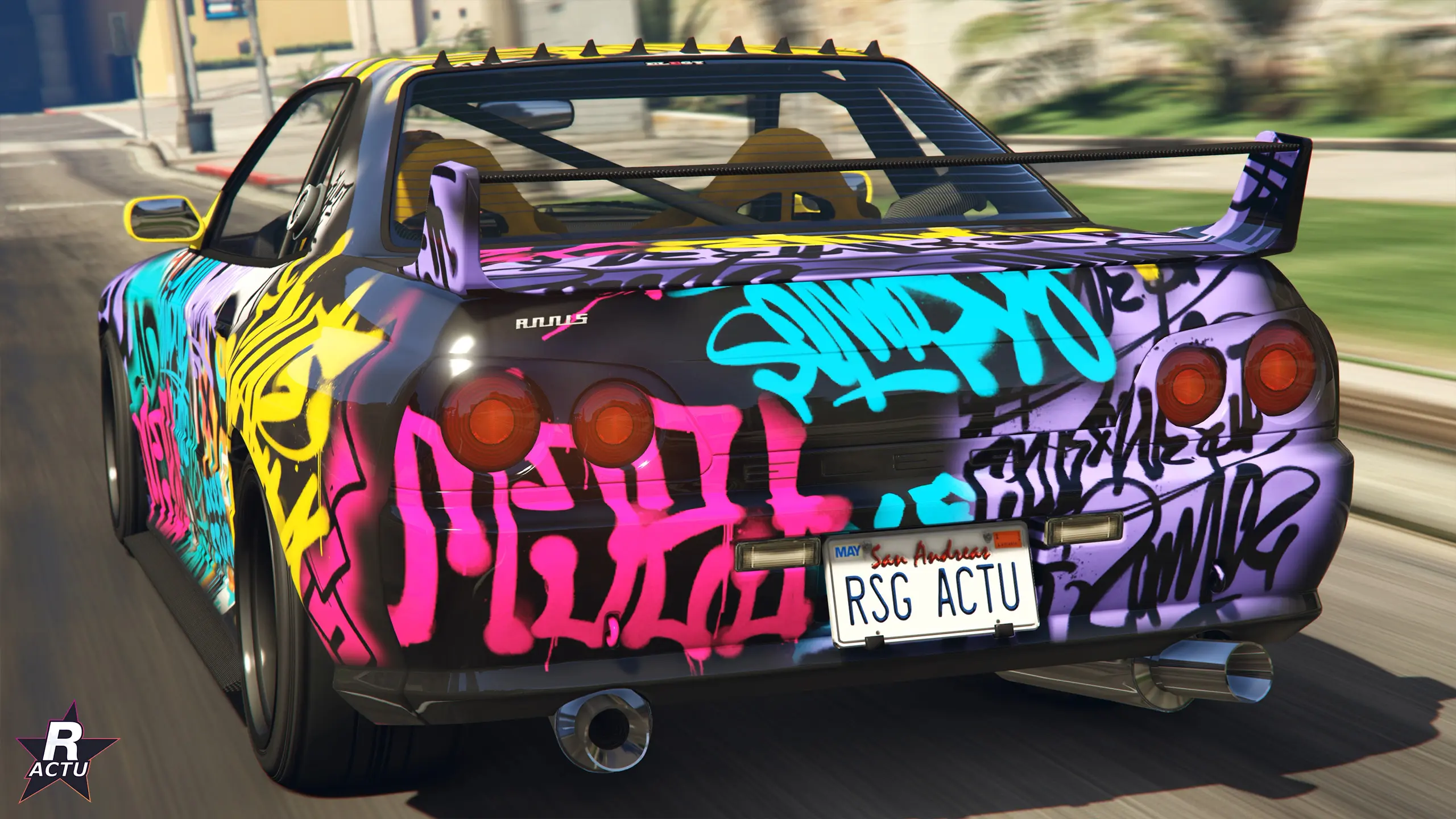 Arrière de l'Elegy Retro Custom en motif graffiti : aileron GT, feux ronds et sortie d'échappement