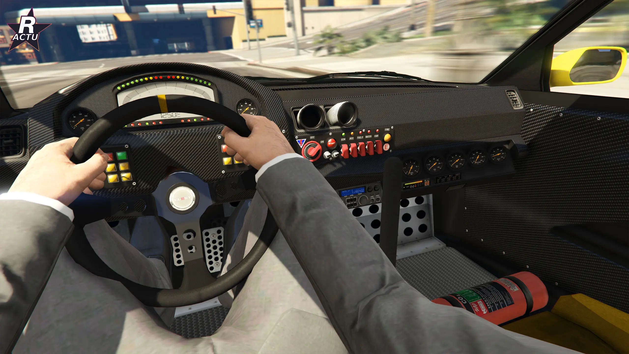 Intérieur drift de l'Elegy Retro Custom : volant de course, arceau et extincteur