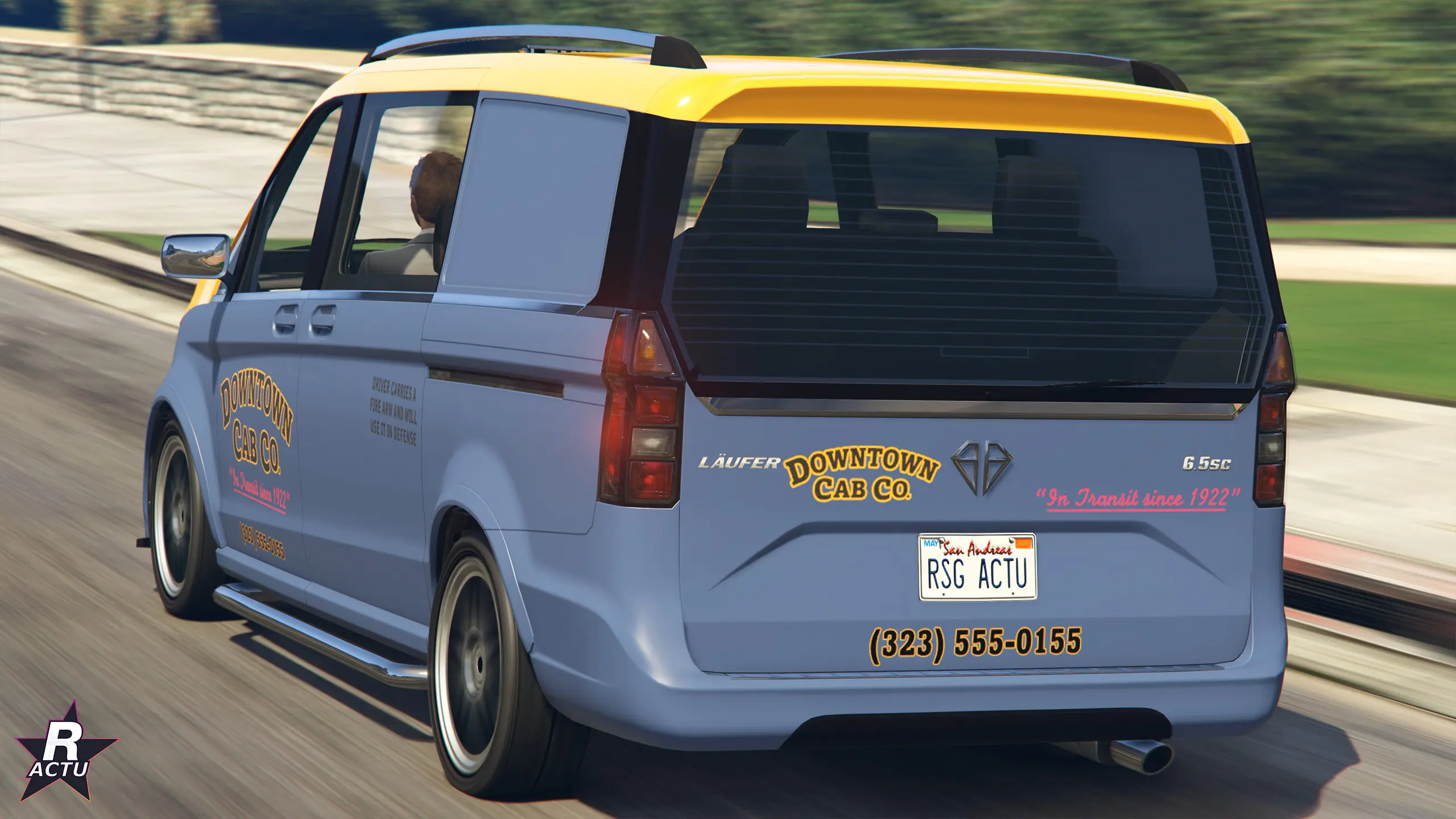 Arrière du Benefactor Laufer taxi : logo Downtown Cab Co. et numéro de téléphone
