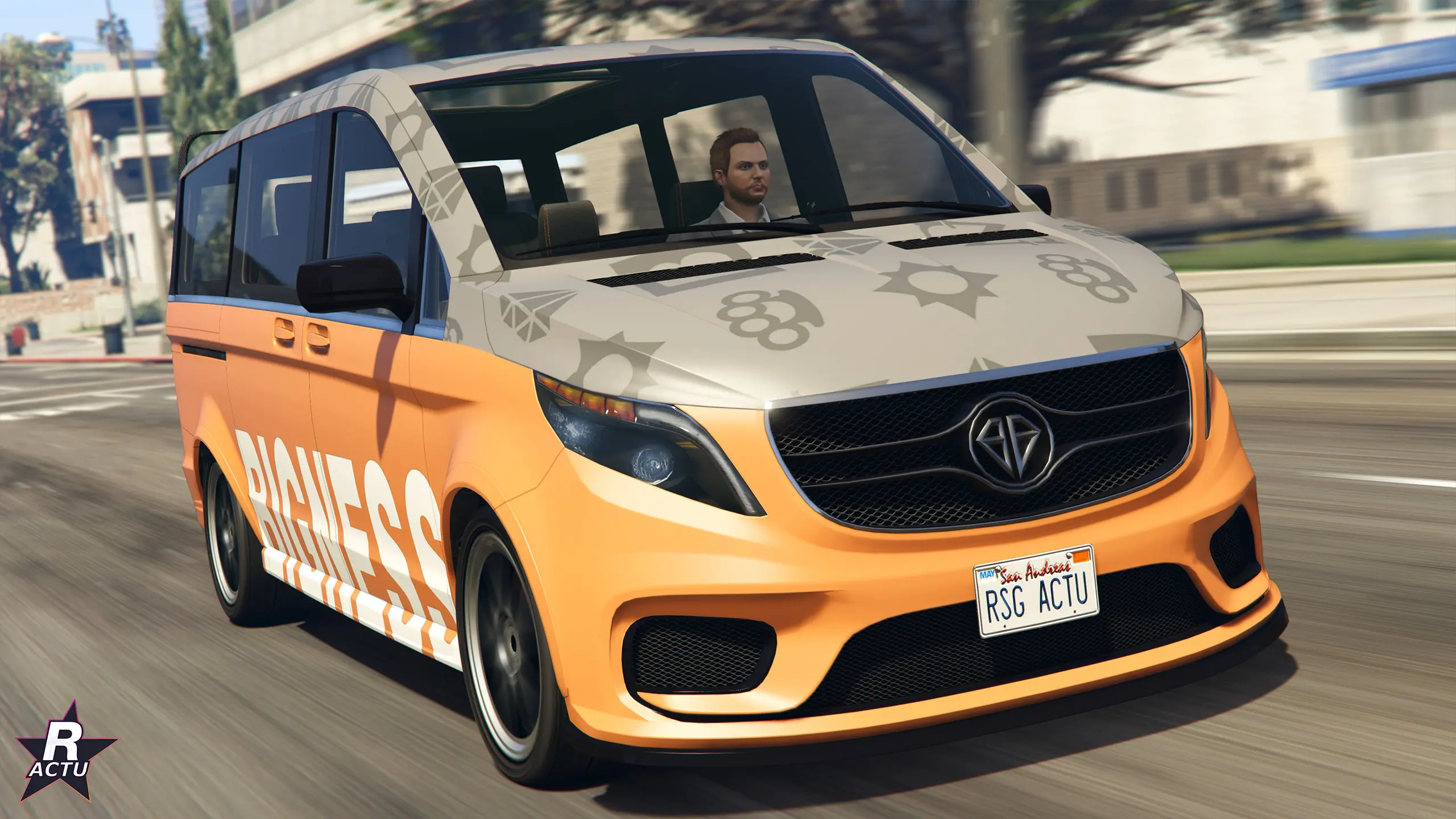 Benefactor Laufer orange en livrée Bigness, vue de trois quarts avant dans Los Santos