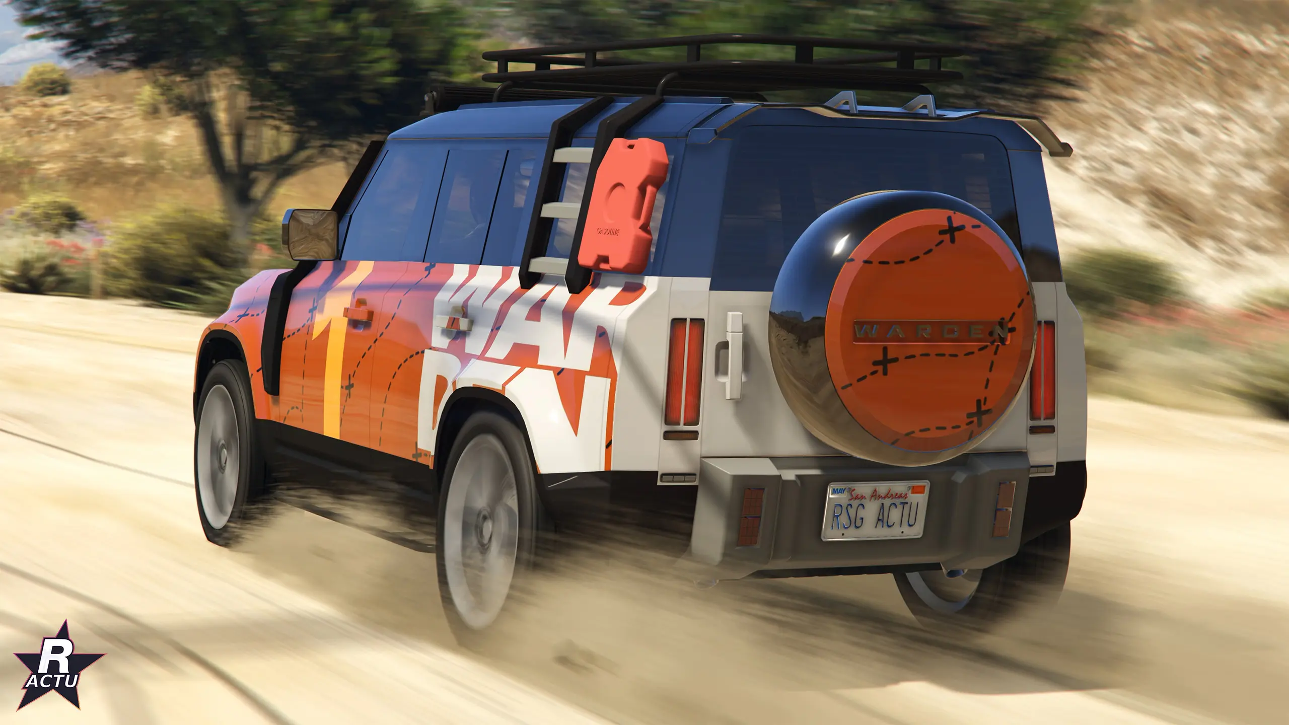 Arrière du Gallivanter Warden orange : jerrican, échelle et roue de secours, sur terre
