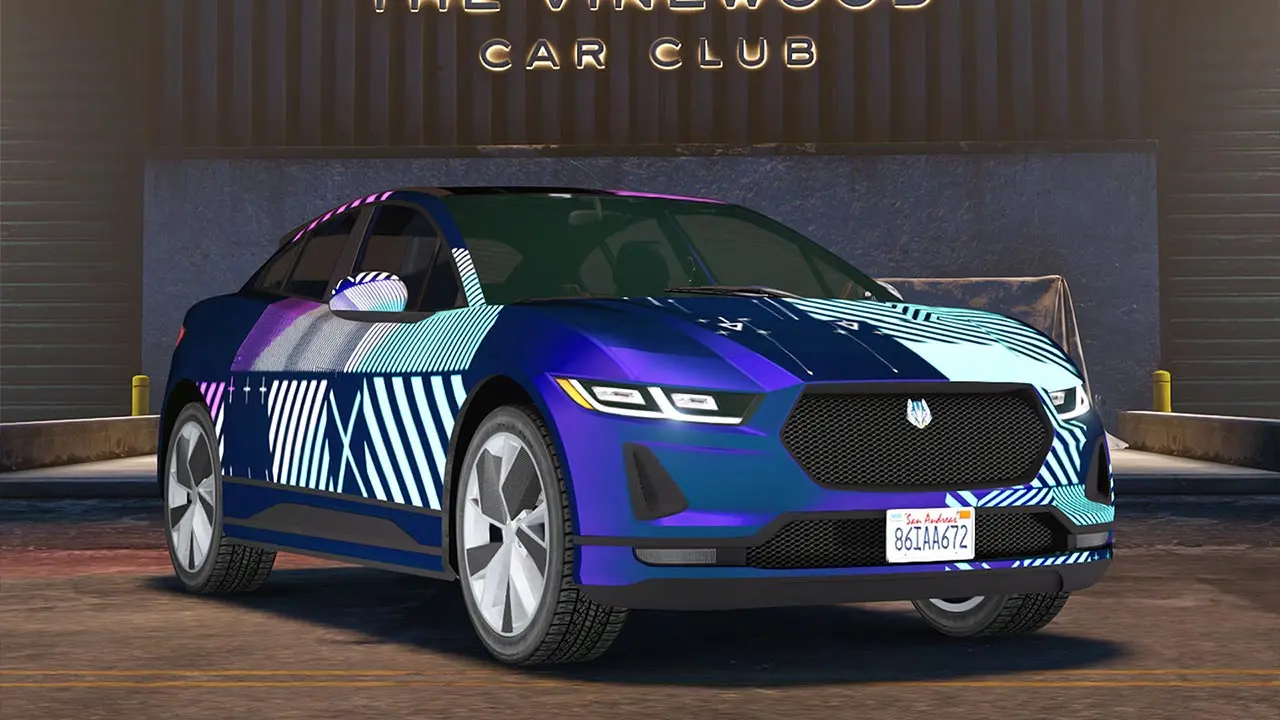 Voiture de type SUV, Ocelot E-Stride, peinte en bleu et garée devant le Vinewood Car Club.
