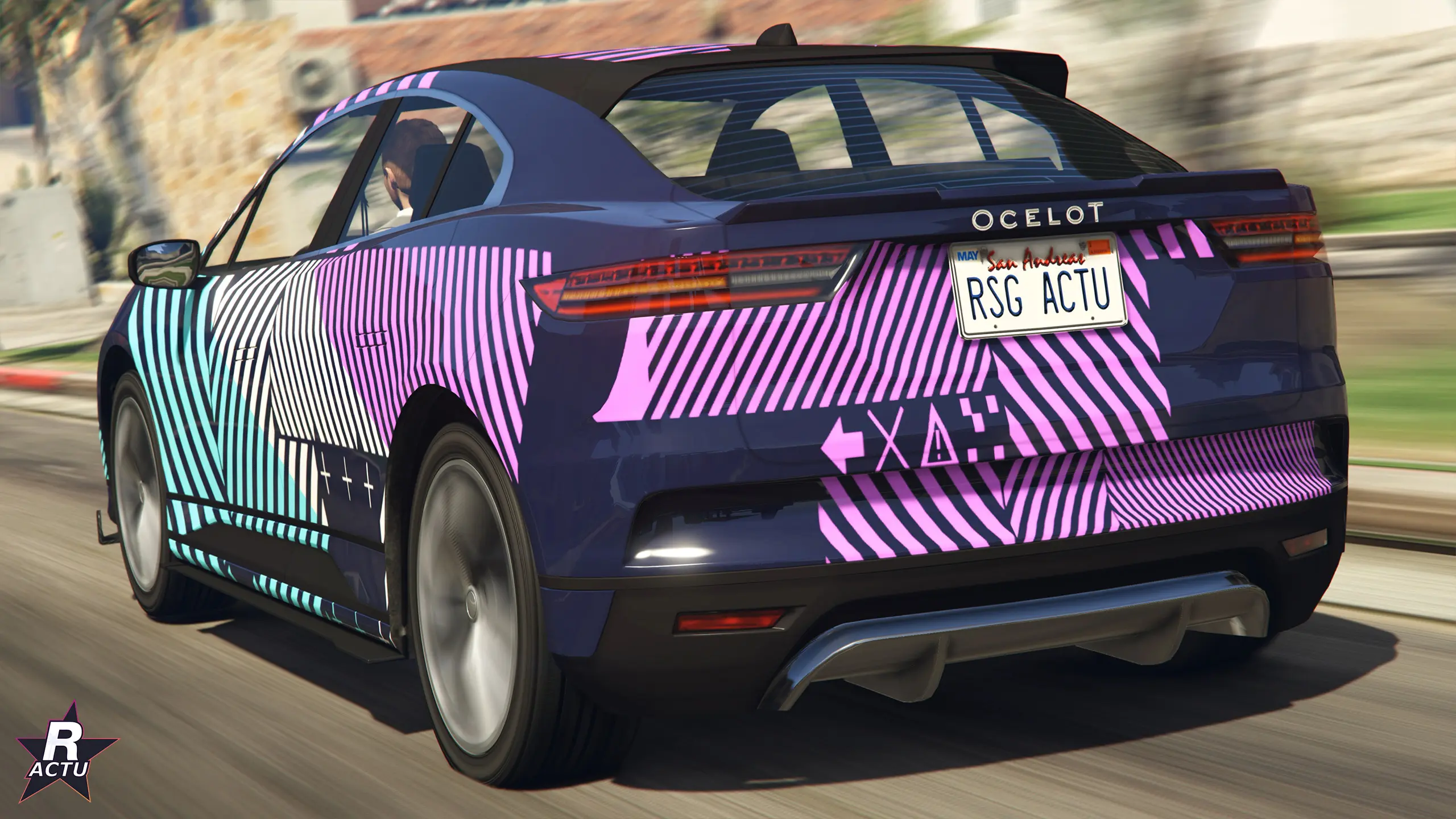 Trois quarts arrière de l'Ocelot E-Stride en livrée graphique rose et cyan, aileron discret