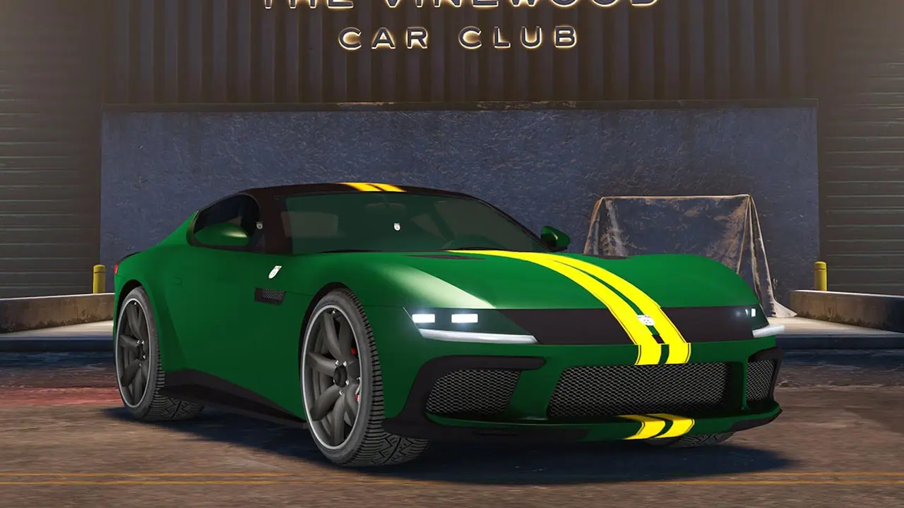 Voiture de sport Italienne Grotti Cartuccia GT, peinte en verte avec un motif d'une bande jaune, garée devant le Vinewood Car Club.