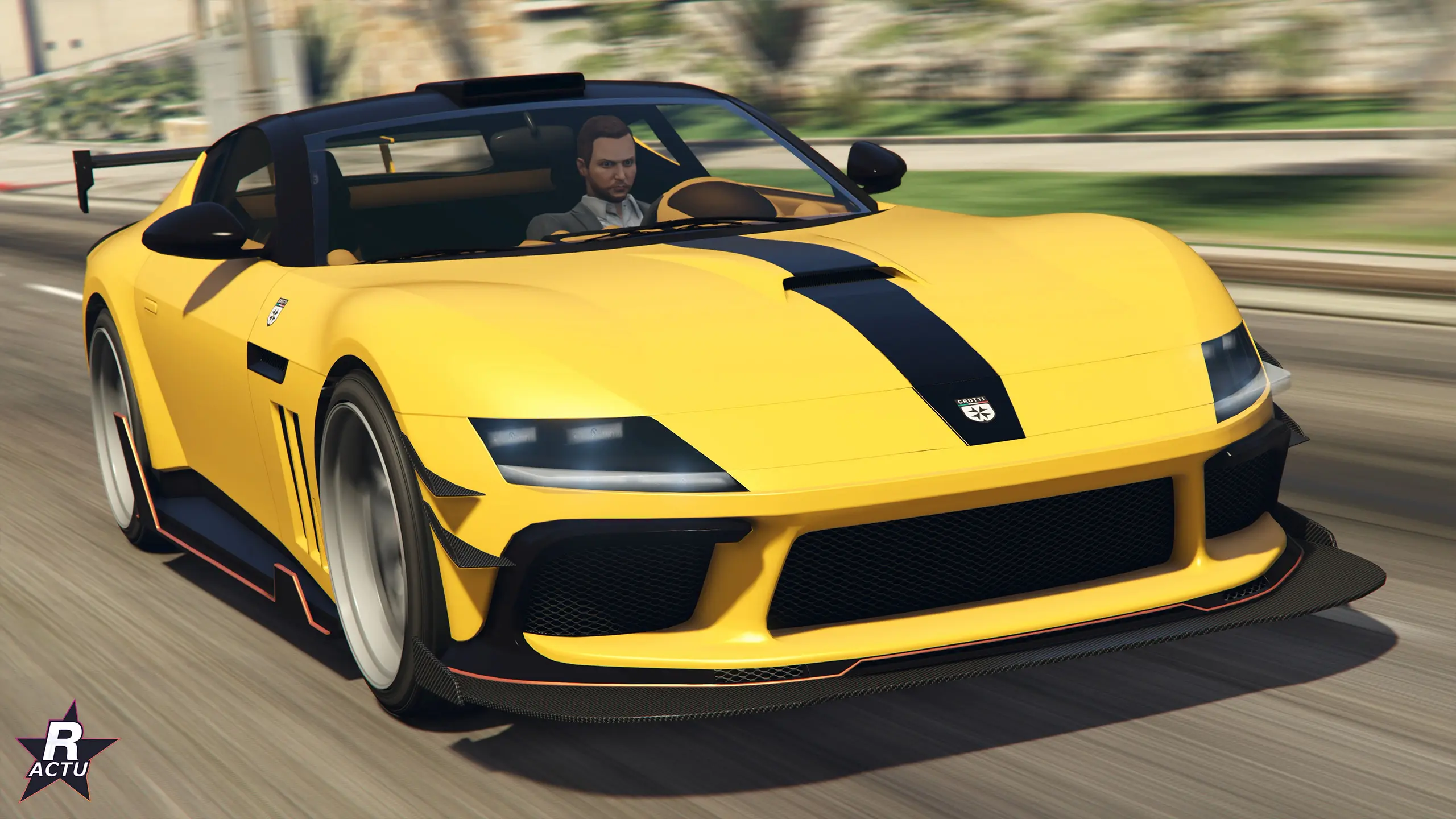 Grotti Cartuccia GT jaune à bande noire, toit ouvert, vue de trois quarts avant en pleine accélération