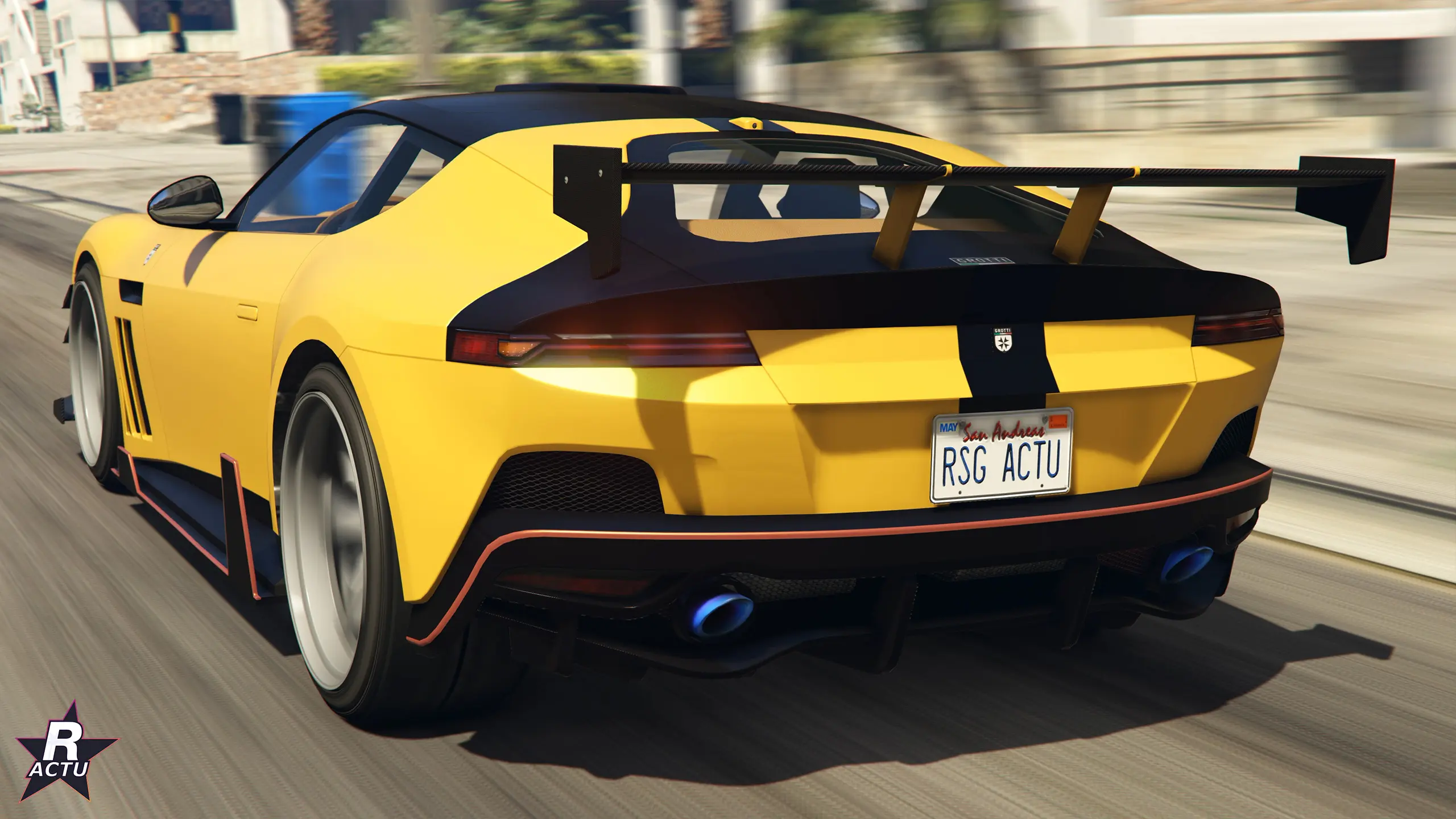 Trois quarts arrière de la Grotti Cartuccia GT jaune et noire : aileron GT et échappements bleutés