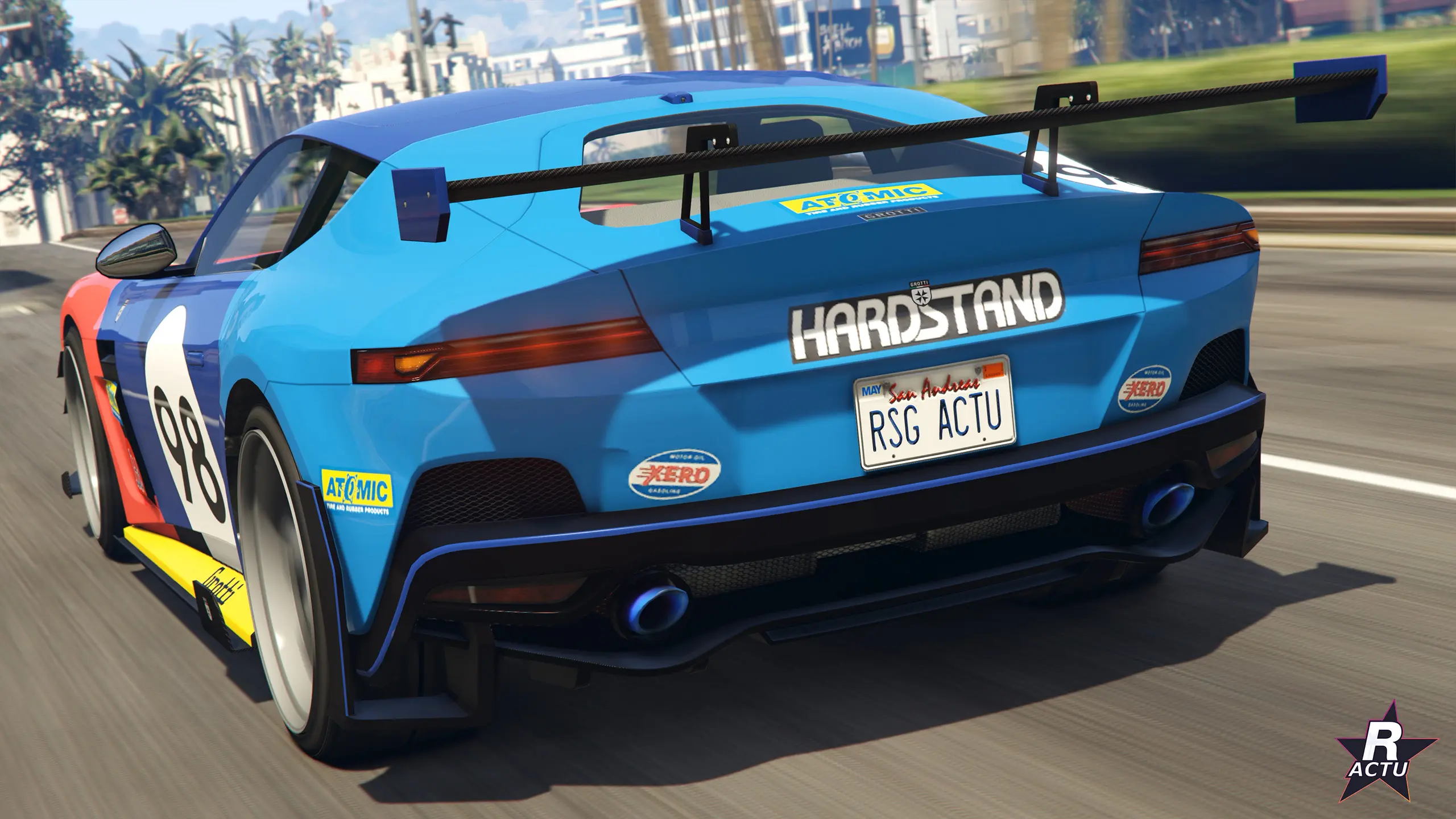 Arrière de la Grotti Cartuccia GT n°98 bleu et orange : aileron en carbone et inscription Hardstand