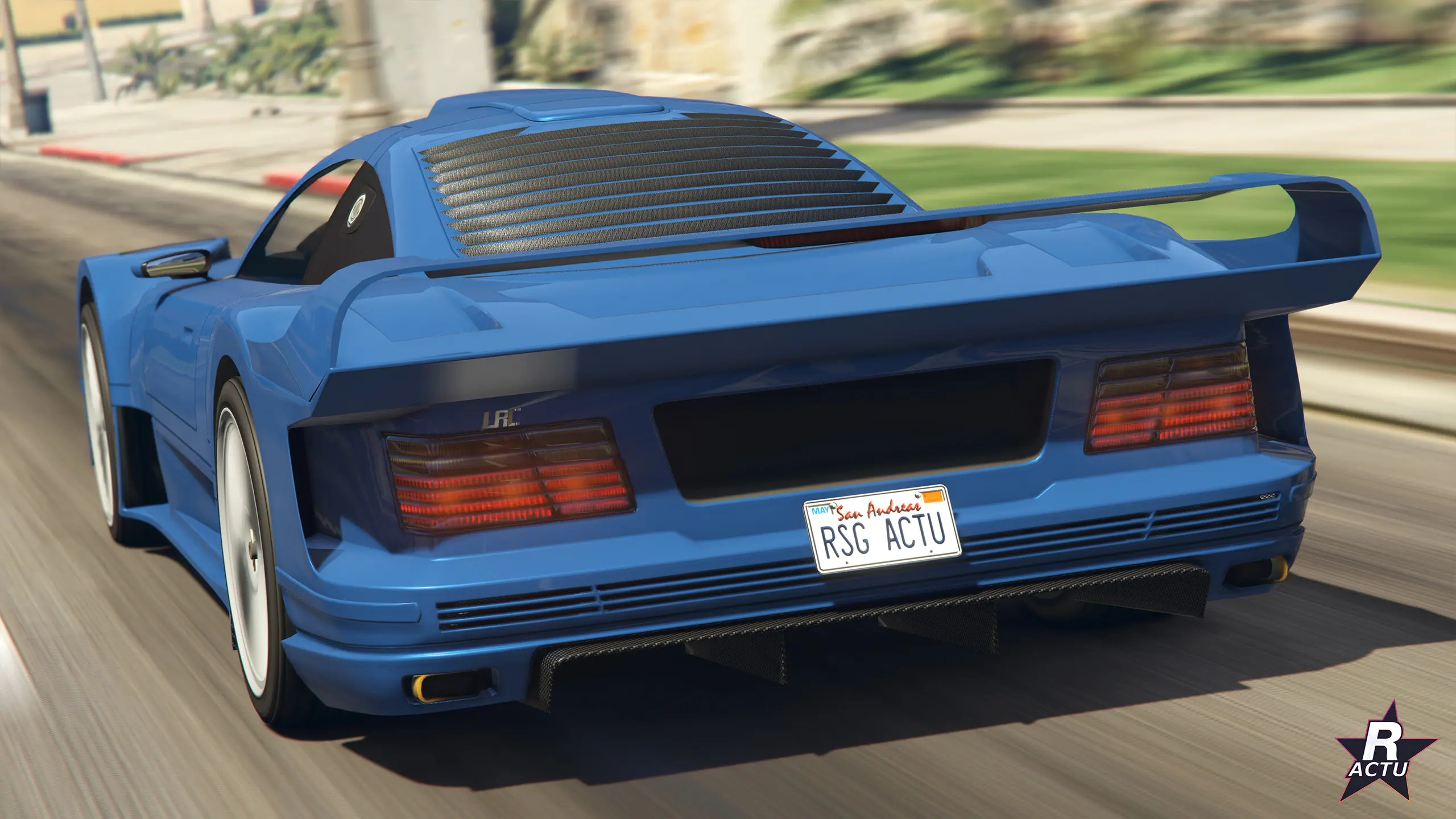 Benefactor LRC GT bleue de trois quarts arrière : capot moteur ajouré, aileron et diffuseur en carbone