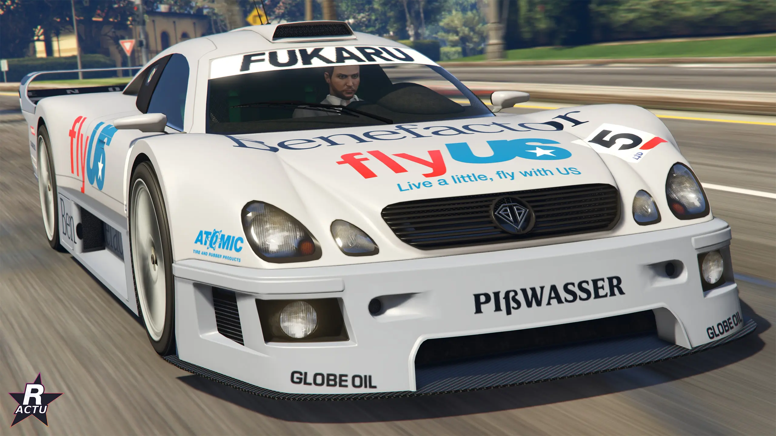Benefactor LRC GT blanche en livrée FlyUS, vue de trois quarts avant, lancée à pleine vitesse dans Los Santos