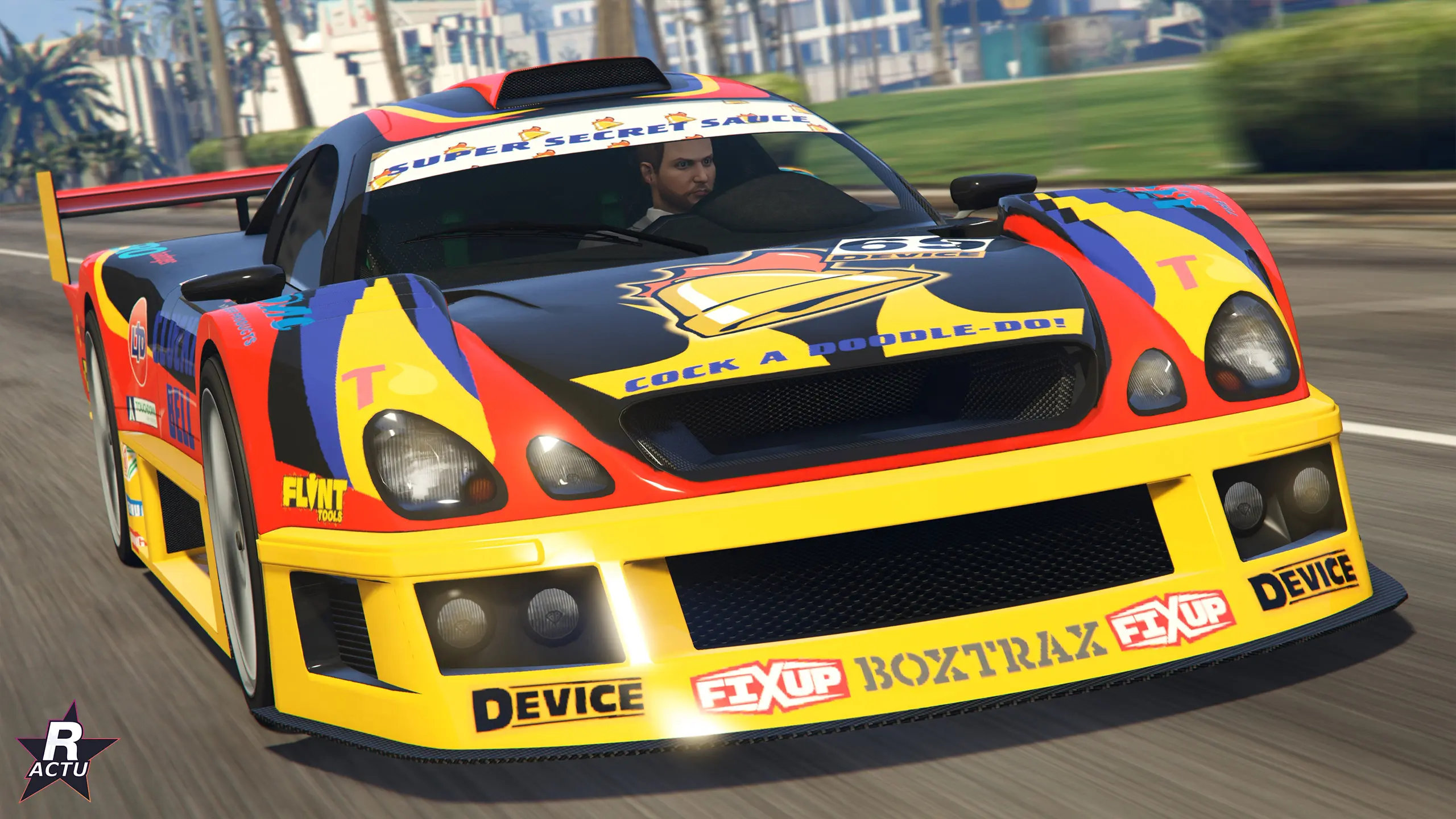 Benefactor LRC GT en livrée Cluckin' Bell rouge et jaune, vue de face en pleine accélération à Los Santos