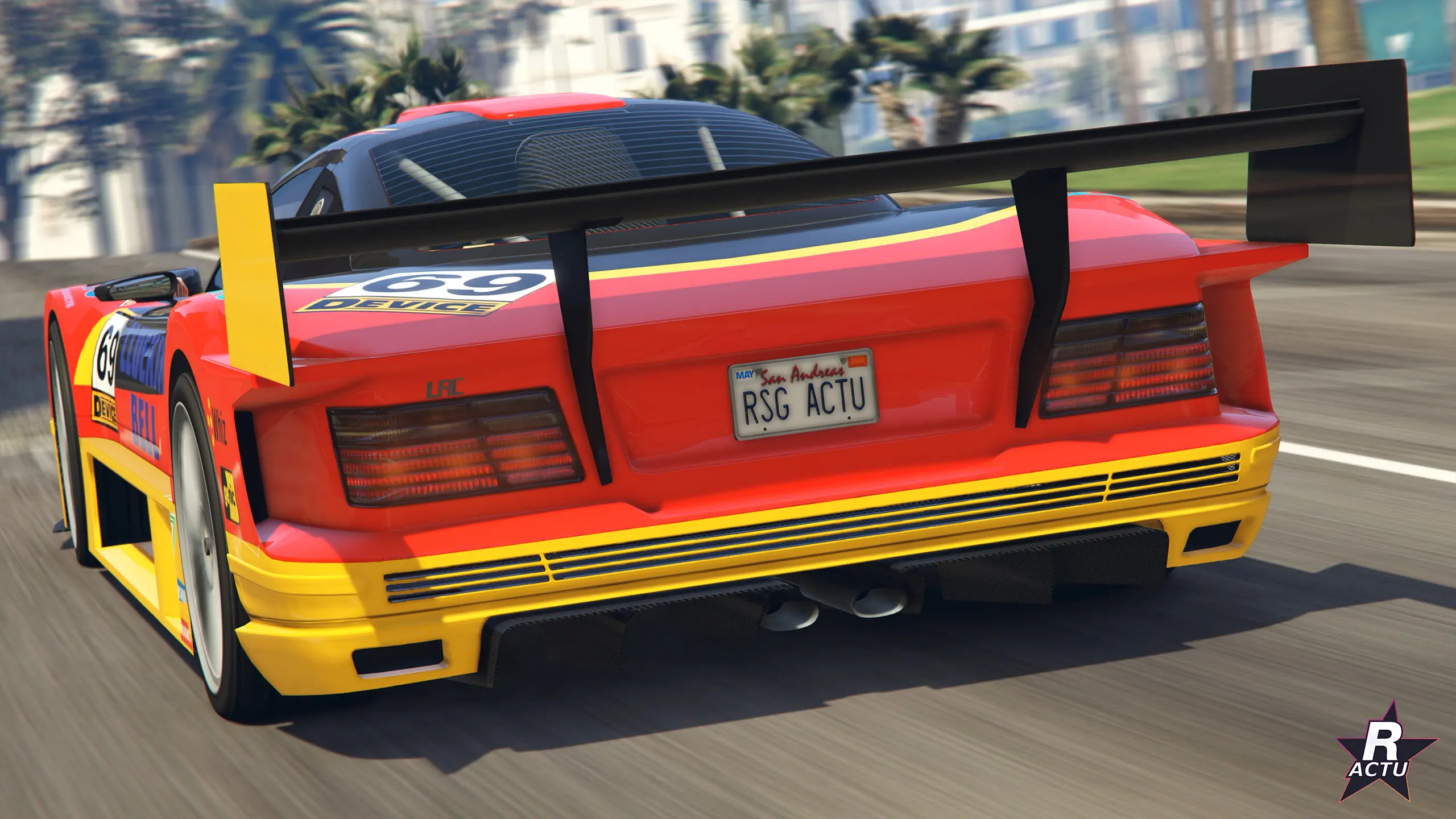 Arrière de la Benefactor LRC GT Cluckin' Bell n°69 et son aileron surdimensionné, sous les palmiers de Los Santos