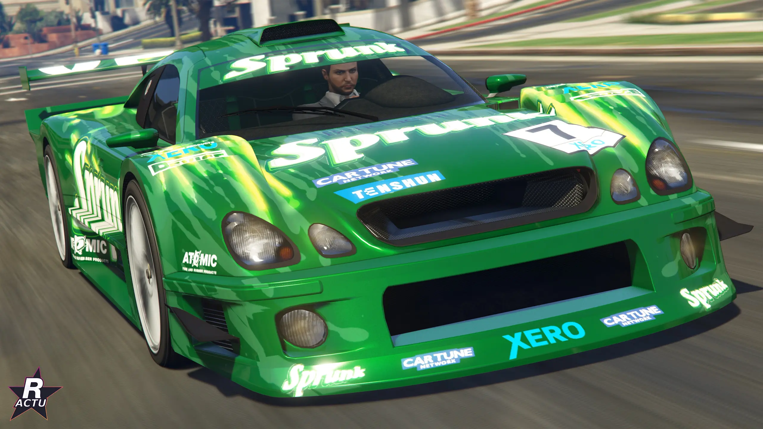 Benefactor LRC GT verte en livrée Sprunk n°7, vue de trois quarts avant en mouvement dans Los Santos