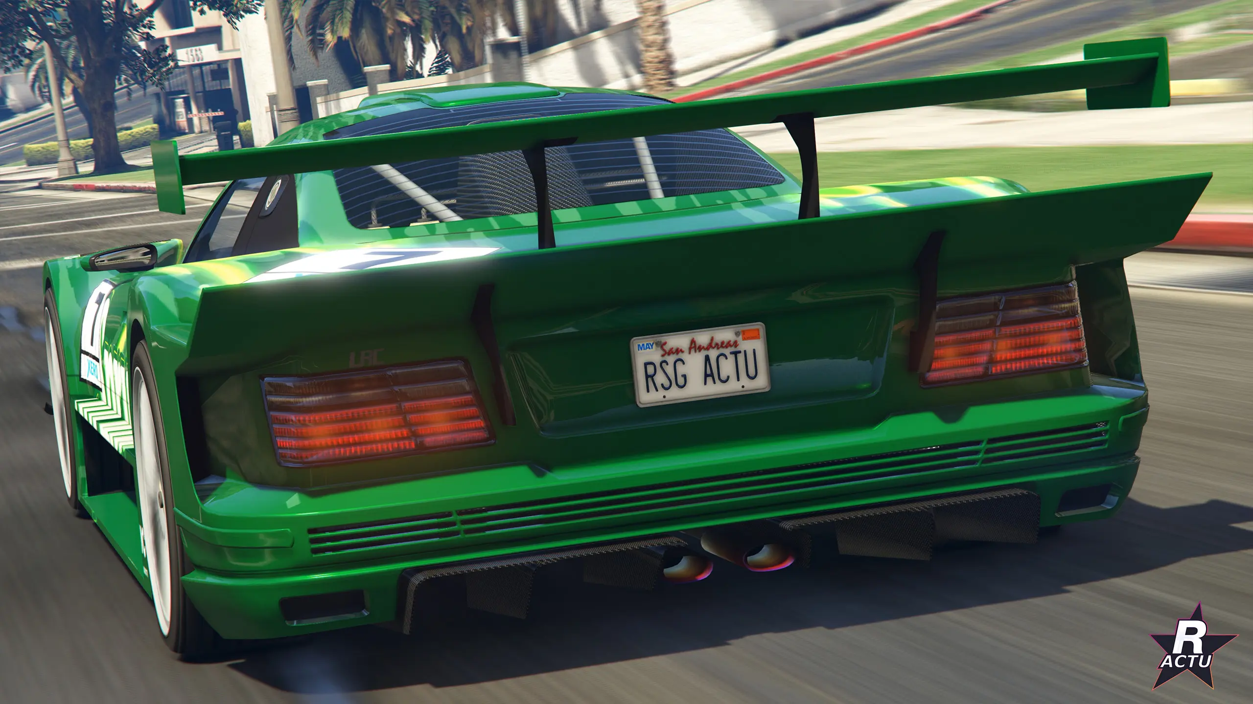 Trois quarts arrière de la Benefactor LRC GT verte Sprunk : aileron double plan, feux fins et diffuseur