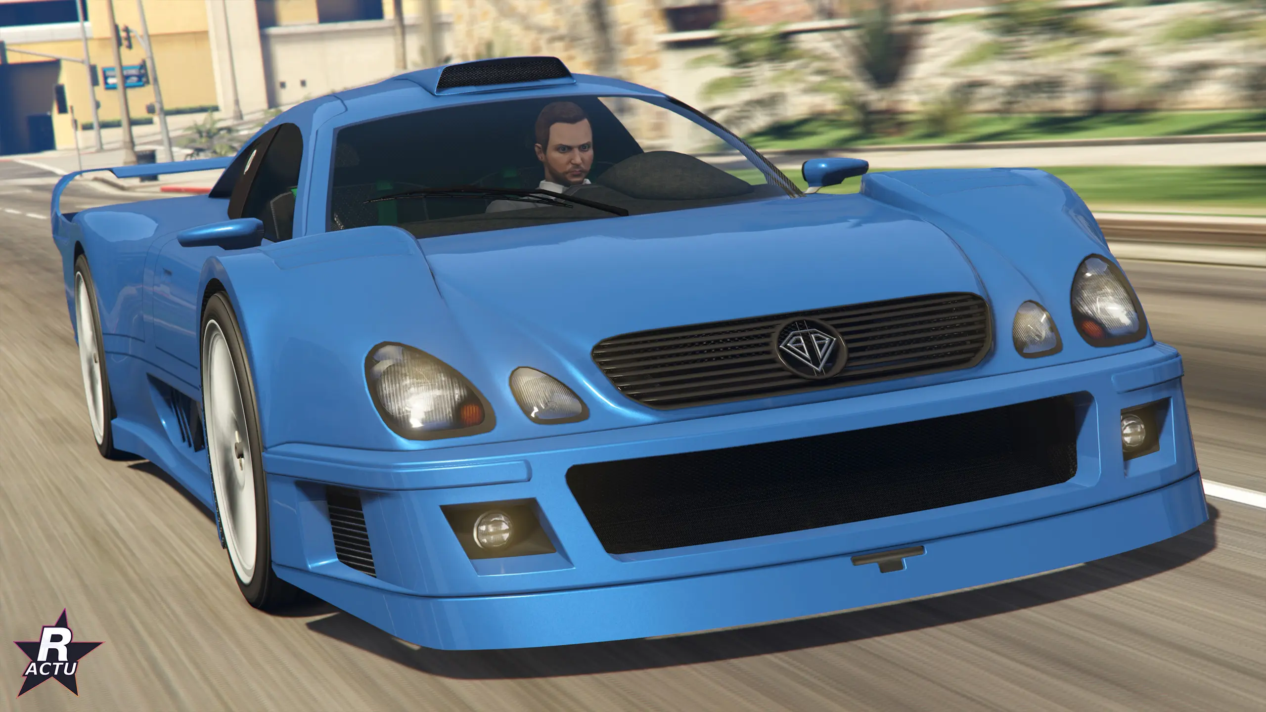Benefactor LRC GT bleue de trois quarts arrière : capot moteur ajouré, aileron et diffuseur en carbone