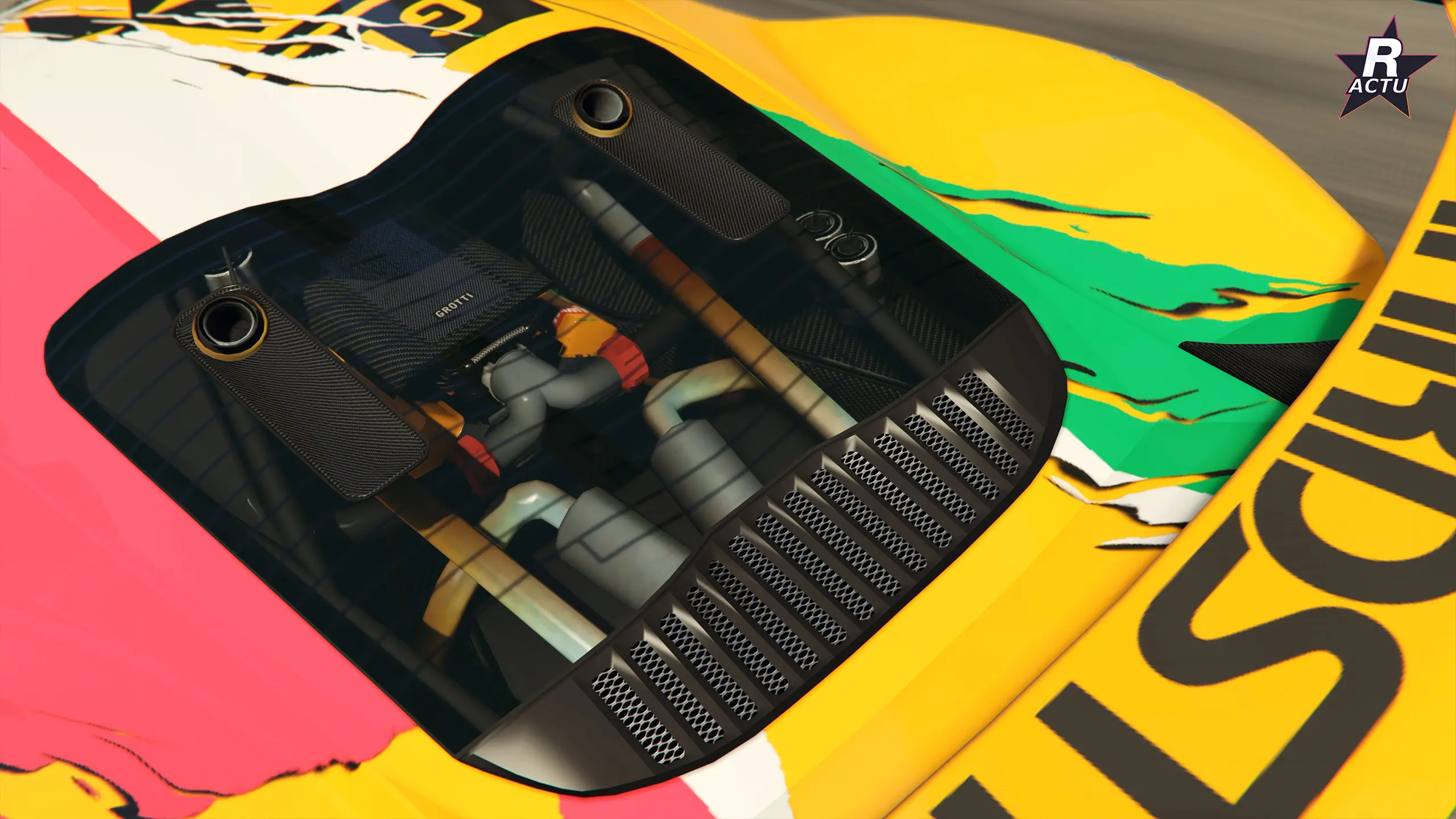 Gros plan sur le capot moteur vitré de la Grotti Veleno GT jaune, mécanique apparente