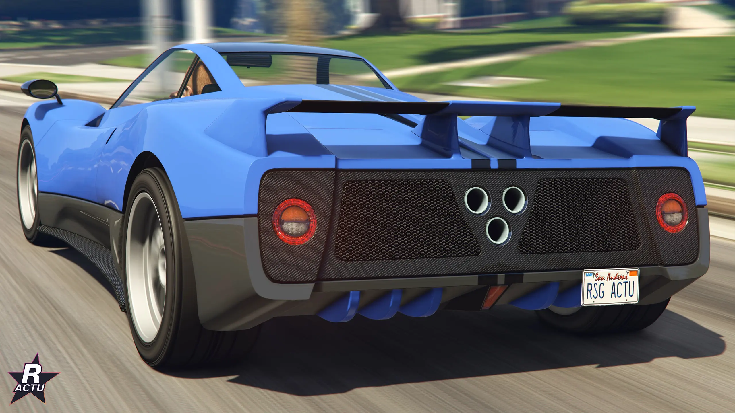 Arrière de la Pegassi Horus bleue : trois sorties d'échappement centrales et feux ronds