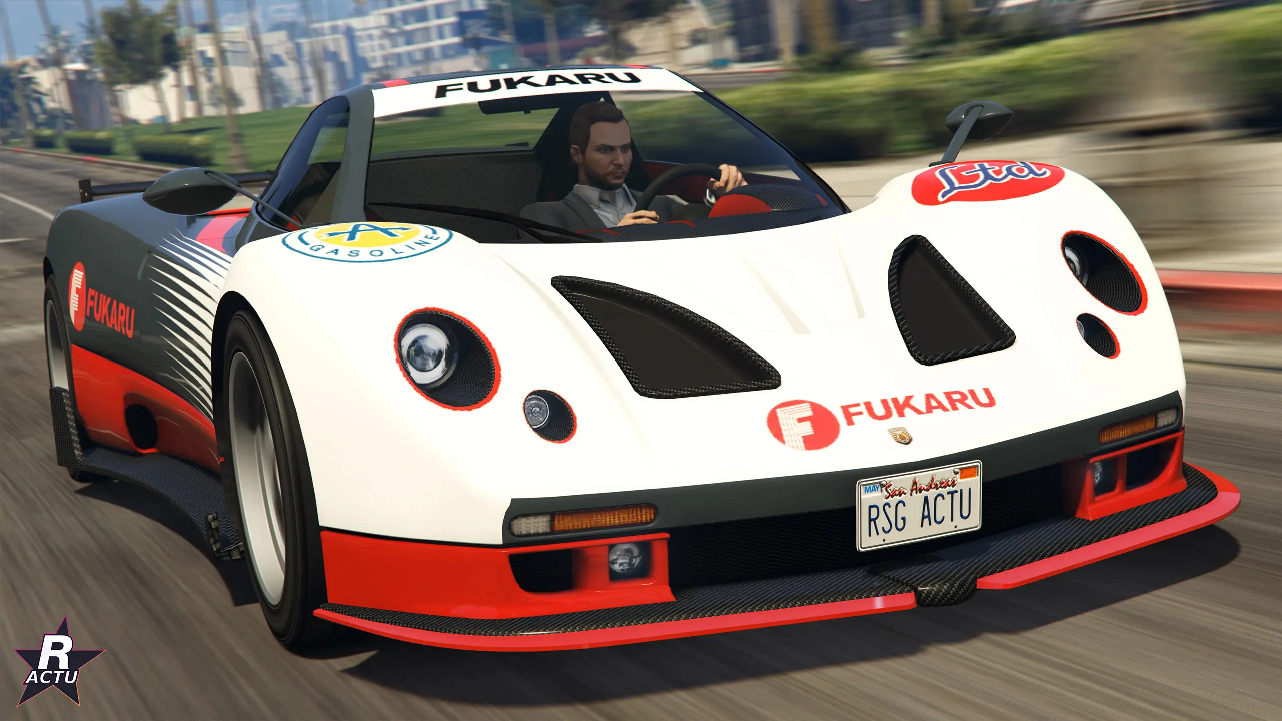 Pegassi Horus en livrée Fukaru blanche et rouge, vue de face en pleine accélération