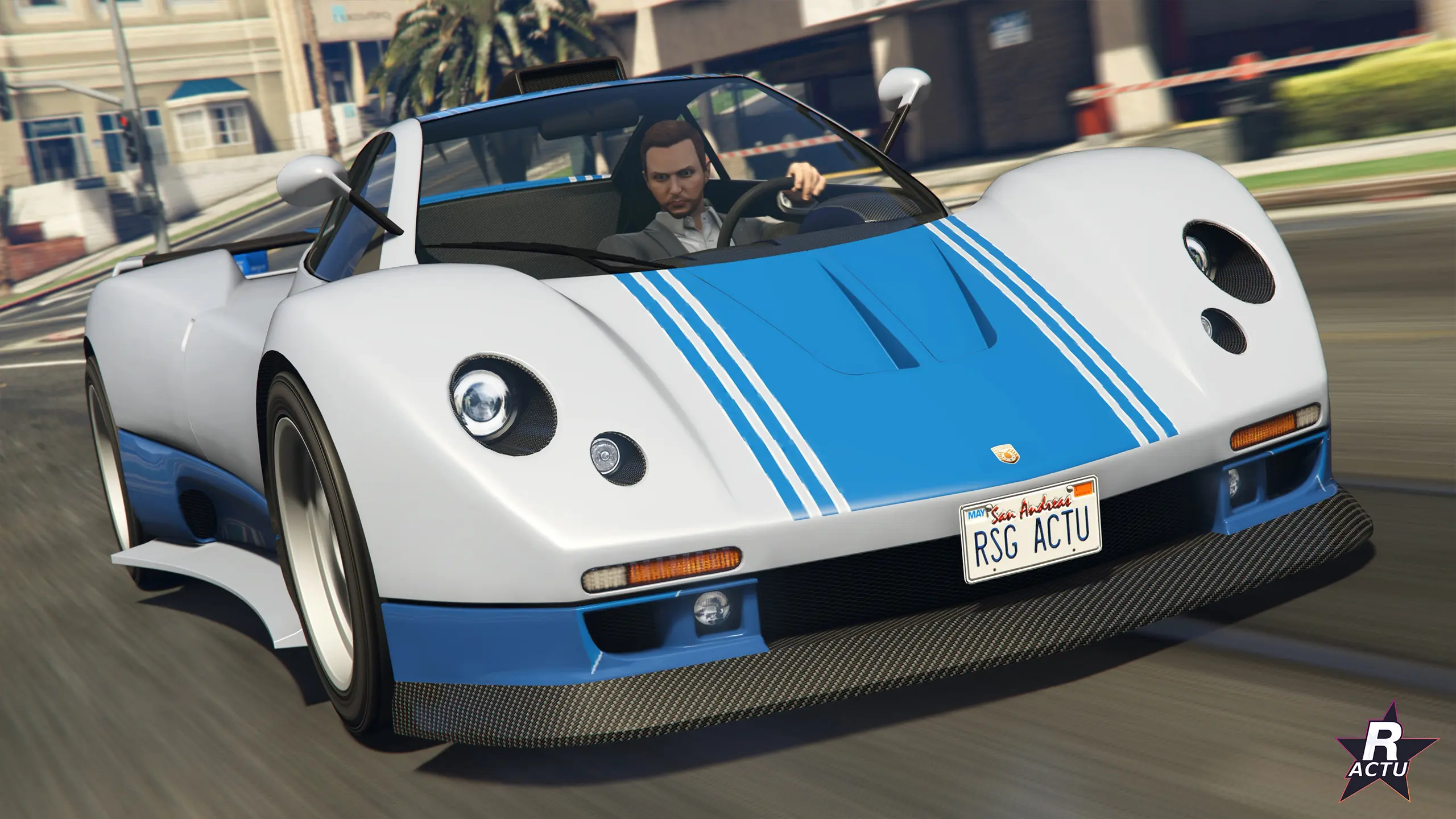 Pegassi Horus blanche Ă bandes bleues, vue de trois quarts avant