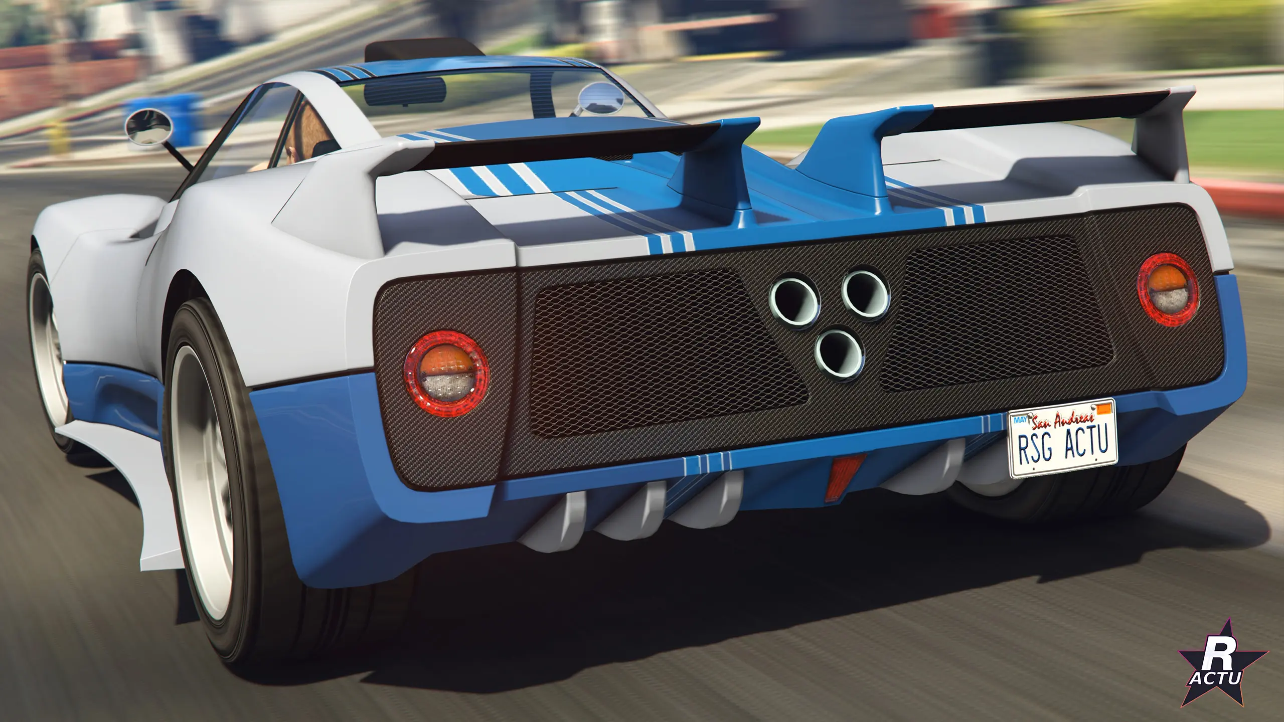 Trois quarts arrière de la Pegassi Horus blanche et bleue : aileron et feux ronds