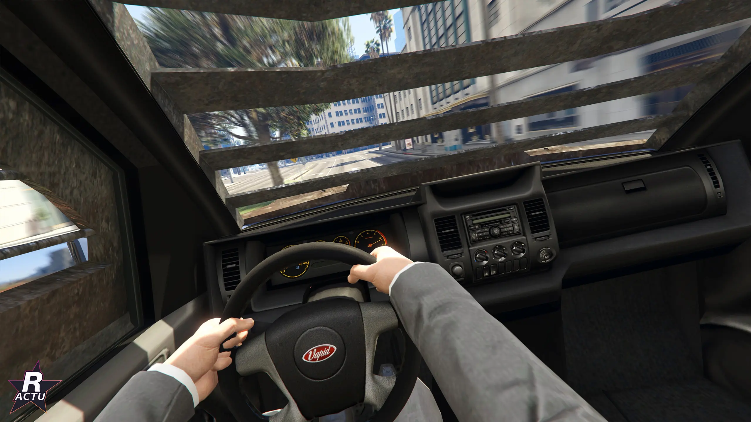 Intérieur du Vapid Caracara Blindé : pare-brise barré de lamelles blindées et volant Vapid