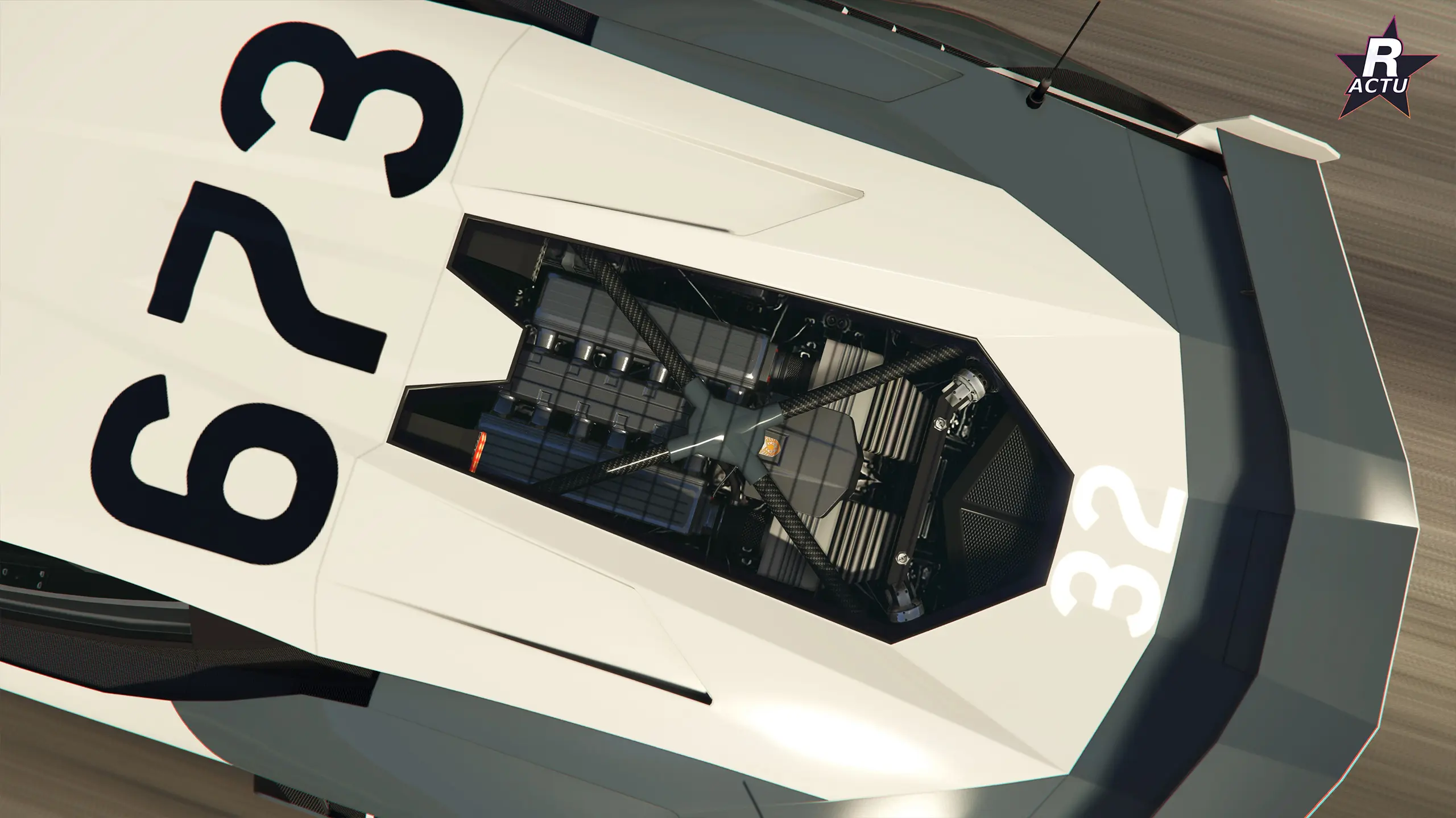 Capot moteur vitré de la Pegassi Ignus Pursuit vu de dessus, numéro d'unité 673