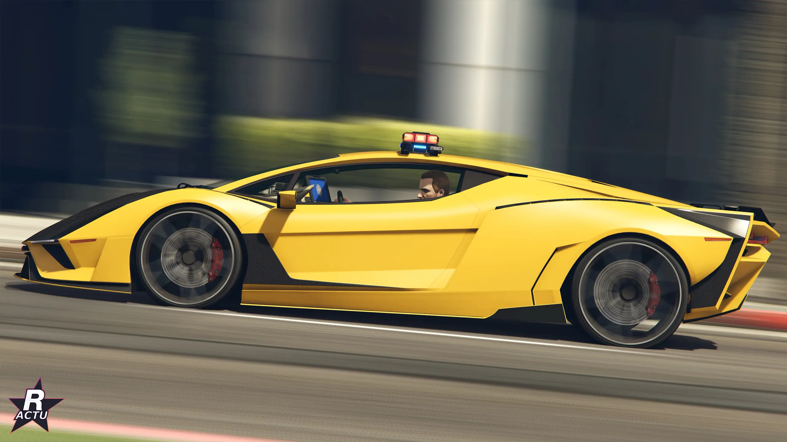 Pegassi Ignus de poursuite jaune de profil, gyrophare allumé, lancée à pleine vitesse