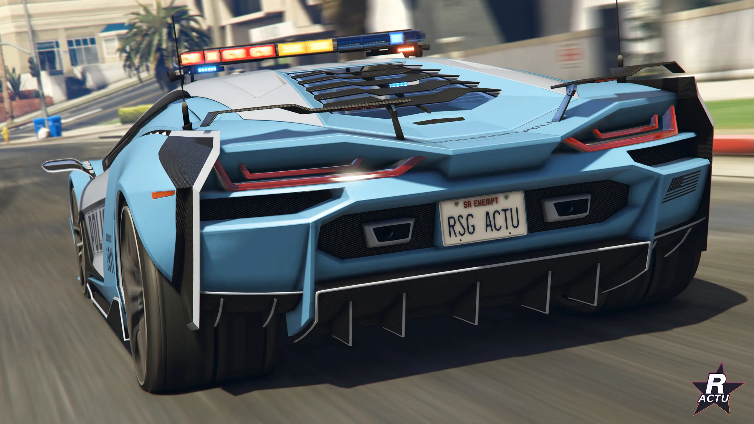 Arrière de la Pegassi Ignus Pursuit bleue : feux anguleux, diffuseur et rampe de gyrophares