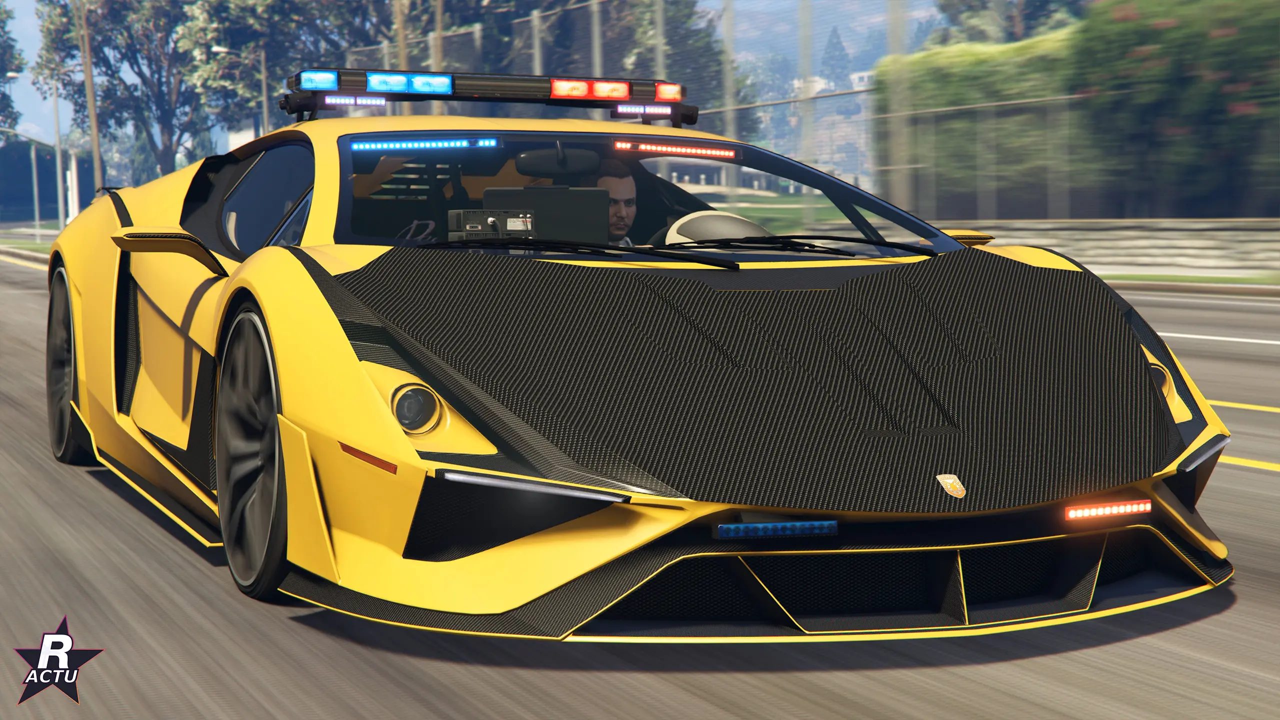 Pegassi Ignus de poursuite jaune Ă capot carbone, vue de trois quarts avant