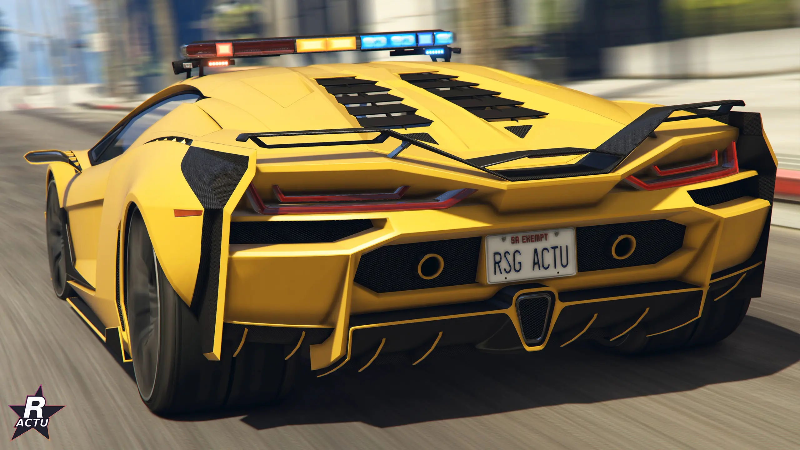 Arrière de la Pegassi Ignus Pursuit jaune : capot moteur à lamelles et feux en Y