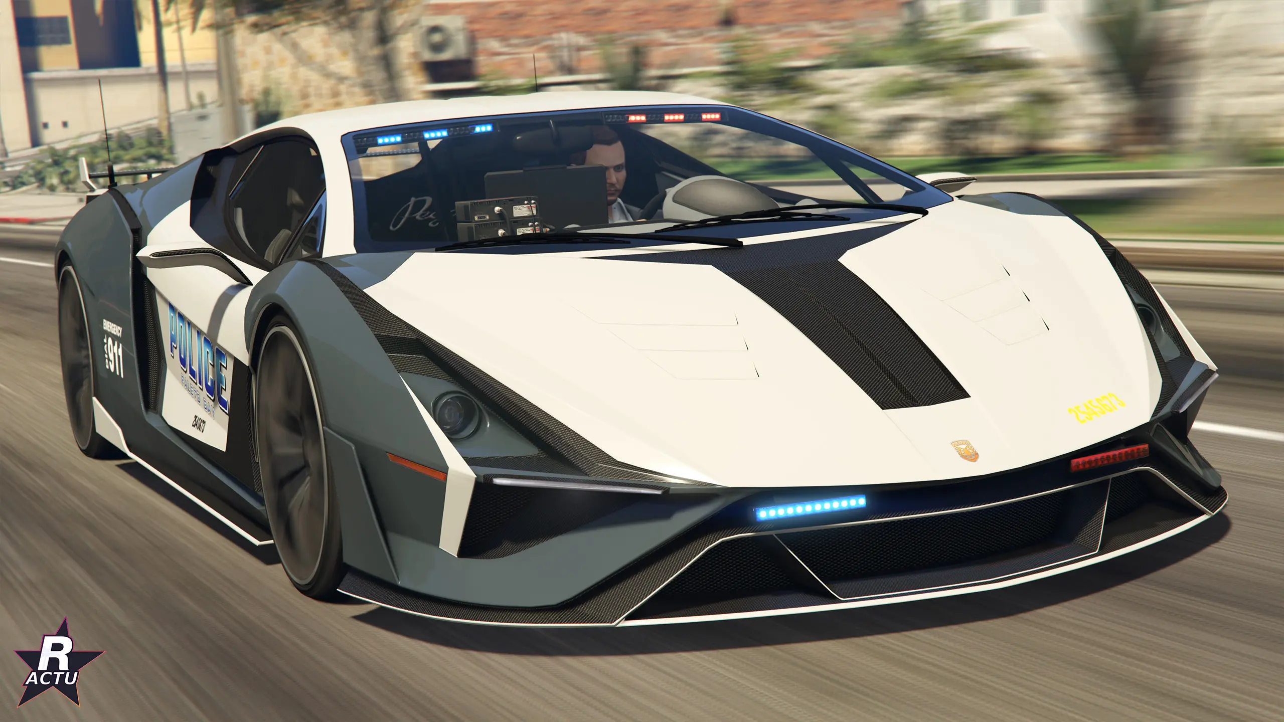 Pegassi Ignus de poursuite en livrée LSPD noire et blanche, vue de trois quarts avant