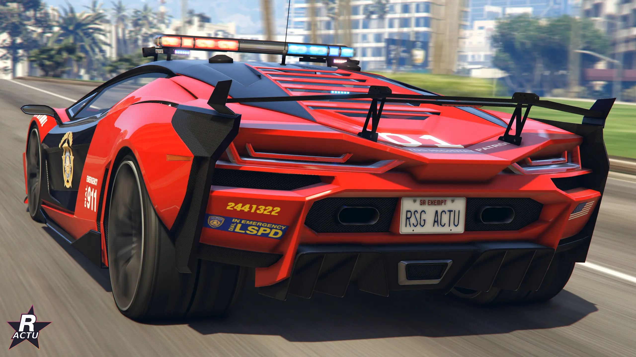 Arrière de la Pegassi Ignus Pursuit rouge : aileron, badge doré et rampe lumineuse