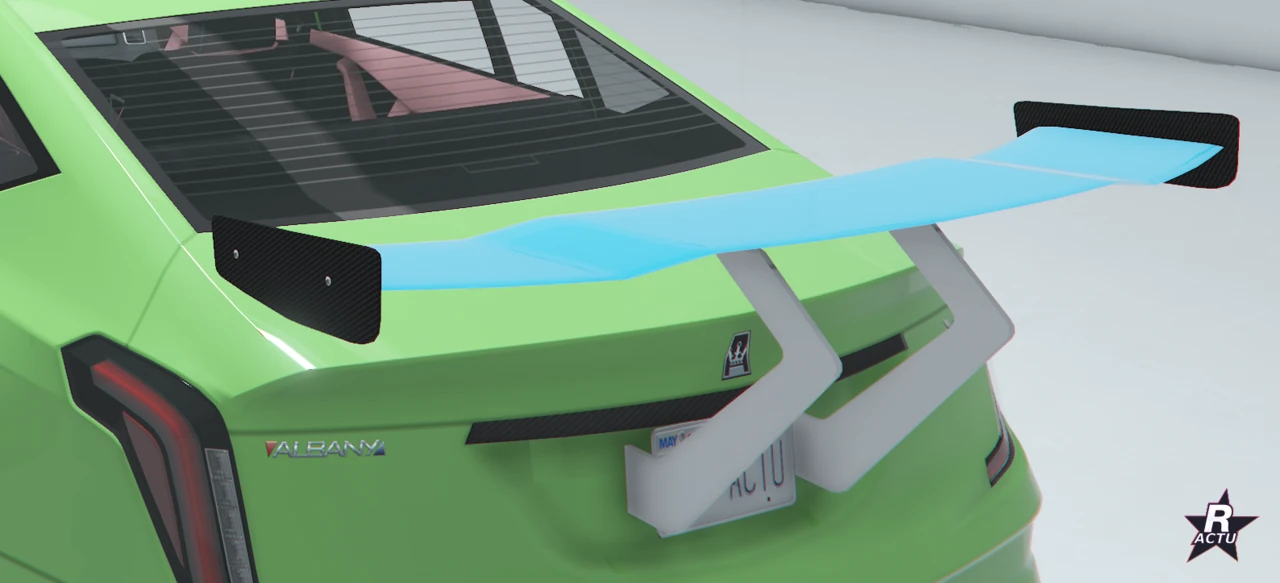 Aileron GT bleu, la couleur secondaire, sur la poupe verte de la berline