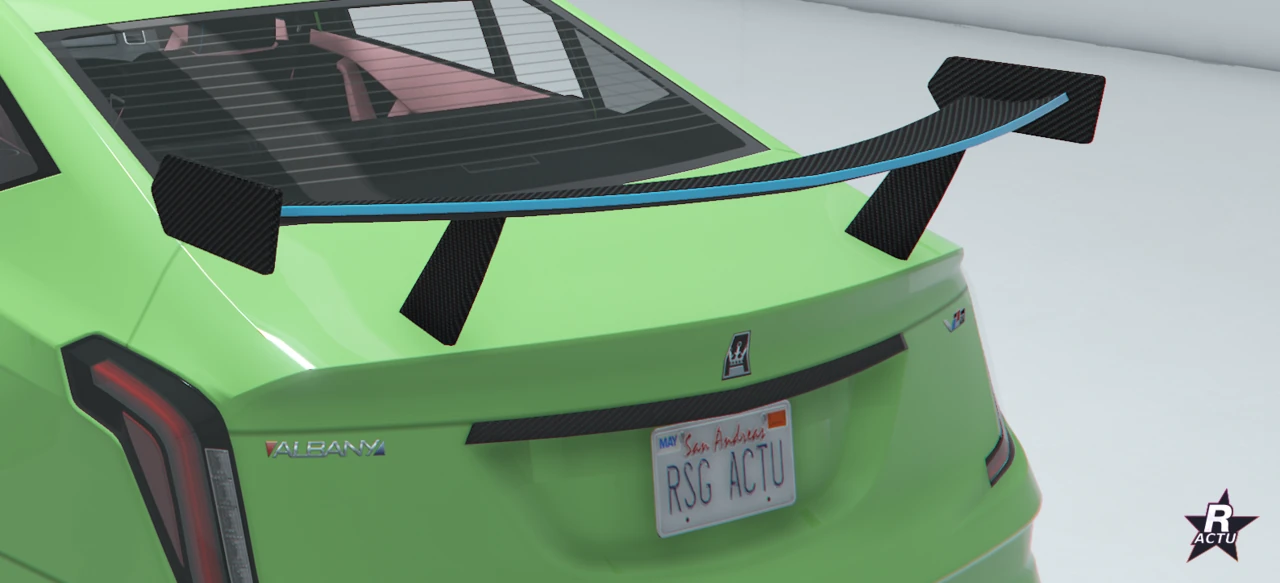 Aileron de drift vert aux supports soignés sur la malle de la berline