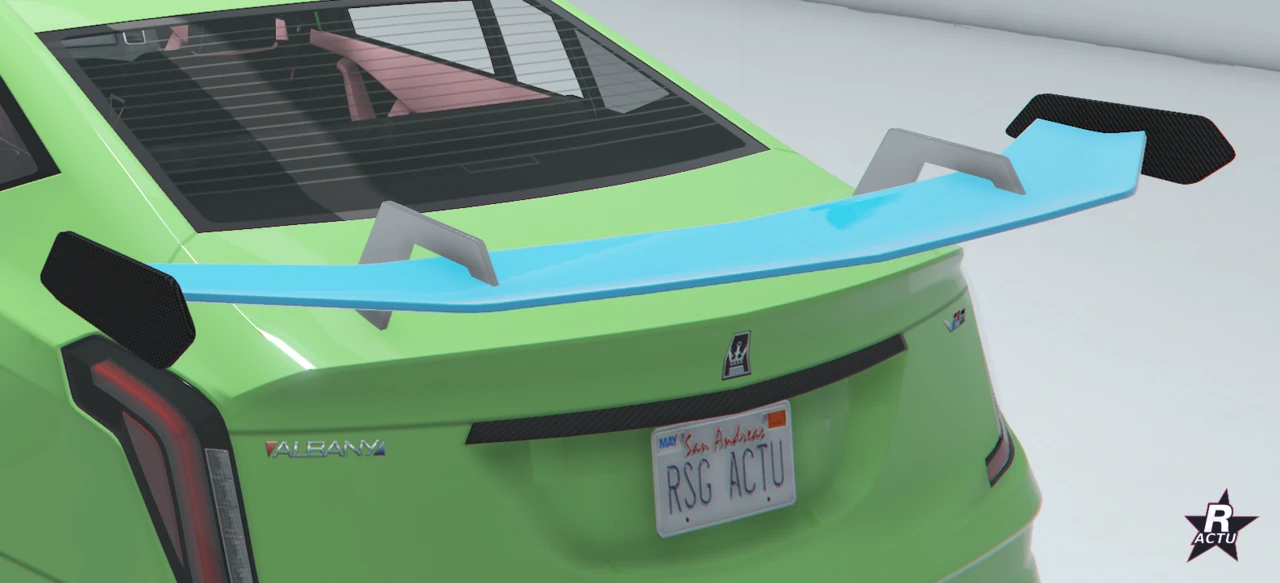 Aileron performant bleu, la couleur 2, sur la poupe verte de la berline