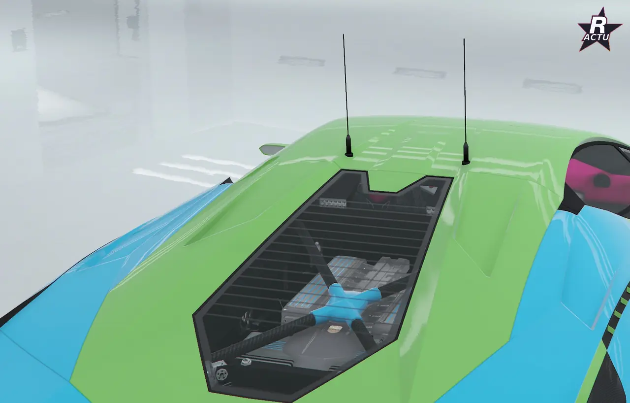 Ensemble technologique 1.0 avec antennes de police sur le toit de la Pegassi Ignus de poursuite