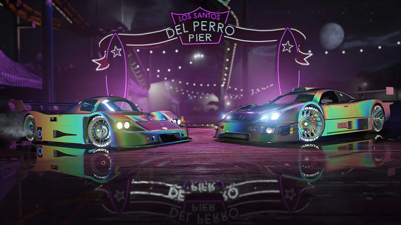 Deux voitures peintes avec la peinture GTA+ "Prismatique flaque d'huile noire" devant le jetée de Del Perro Pier.