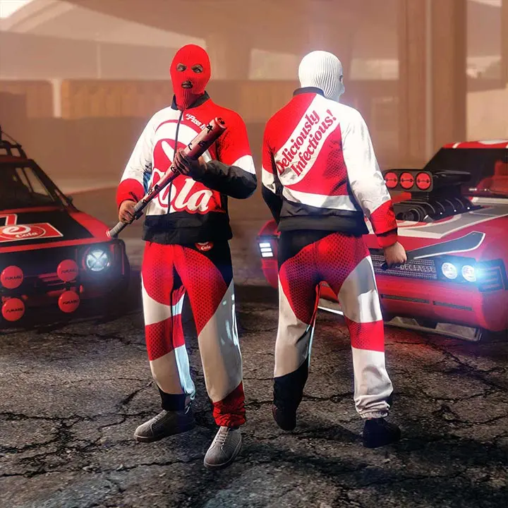 Deux joueurs de GTA Online portant la combinaison eCola à débloquer avec les Twitch Drops, devant des voitures qui sont équipées de motifs eCola.