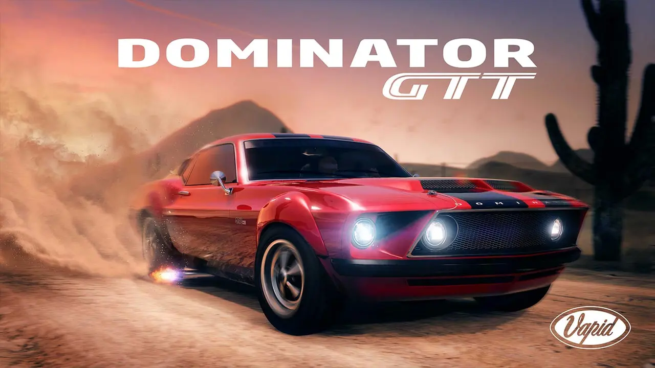 Voiture de type muscle car américain, Vapid Dominator GTT, peinte en rouge et roulant dans le désert de GTA Online sous un couché de soleil.