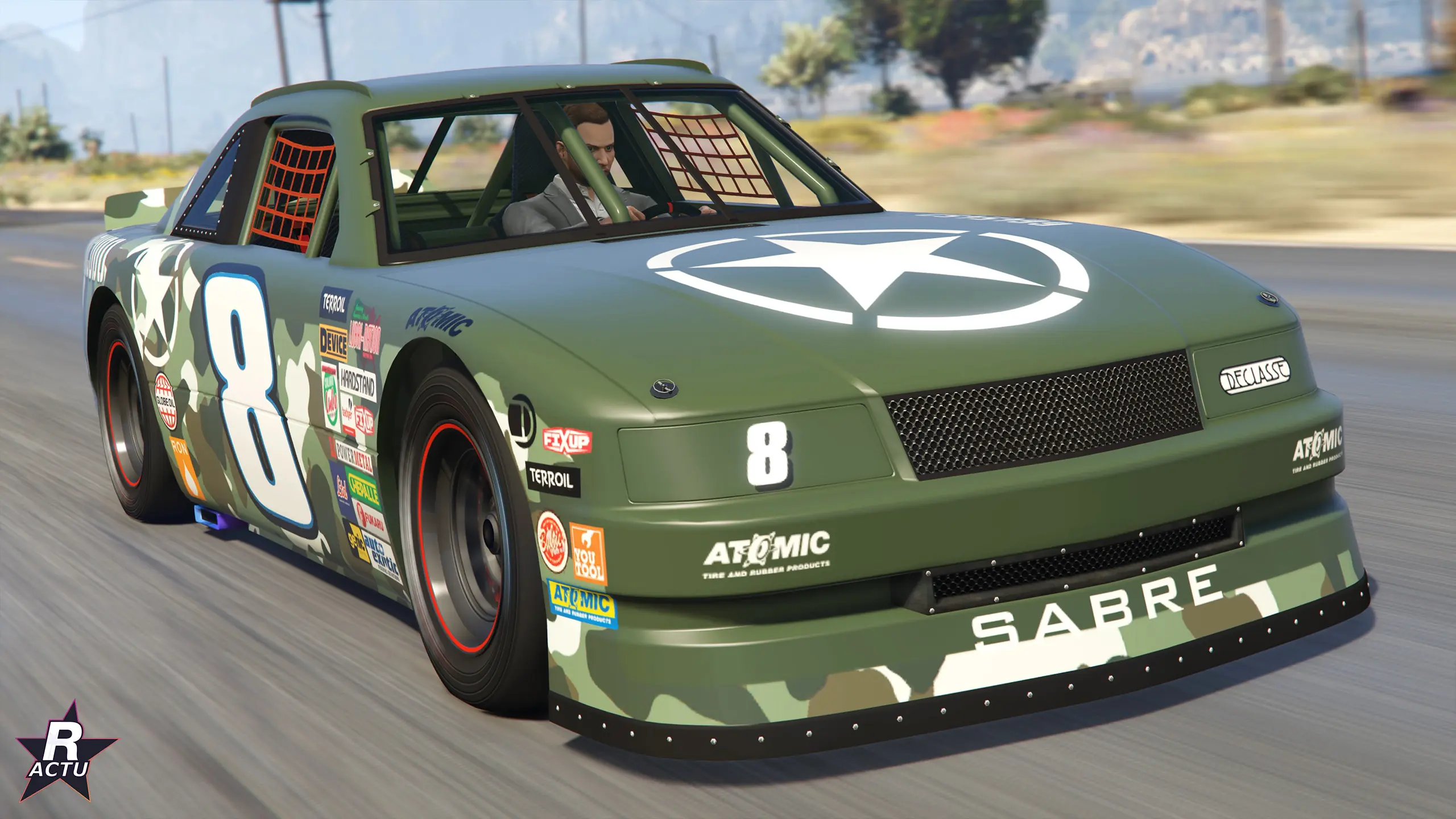 Vue avant de la Declasse Hotring Sabre n°8 en livrée Fort Zancudo dans GTA Online