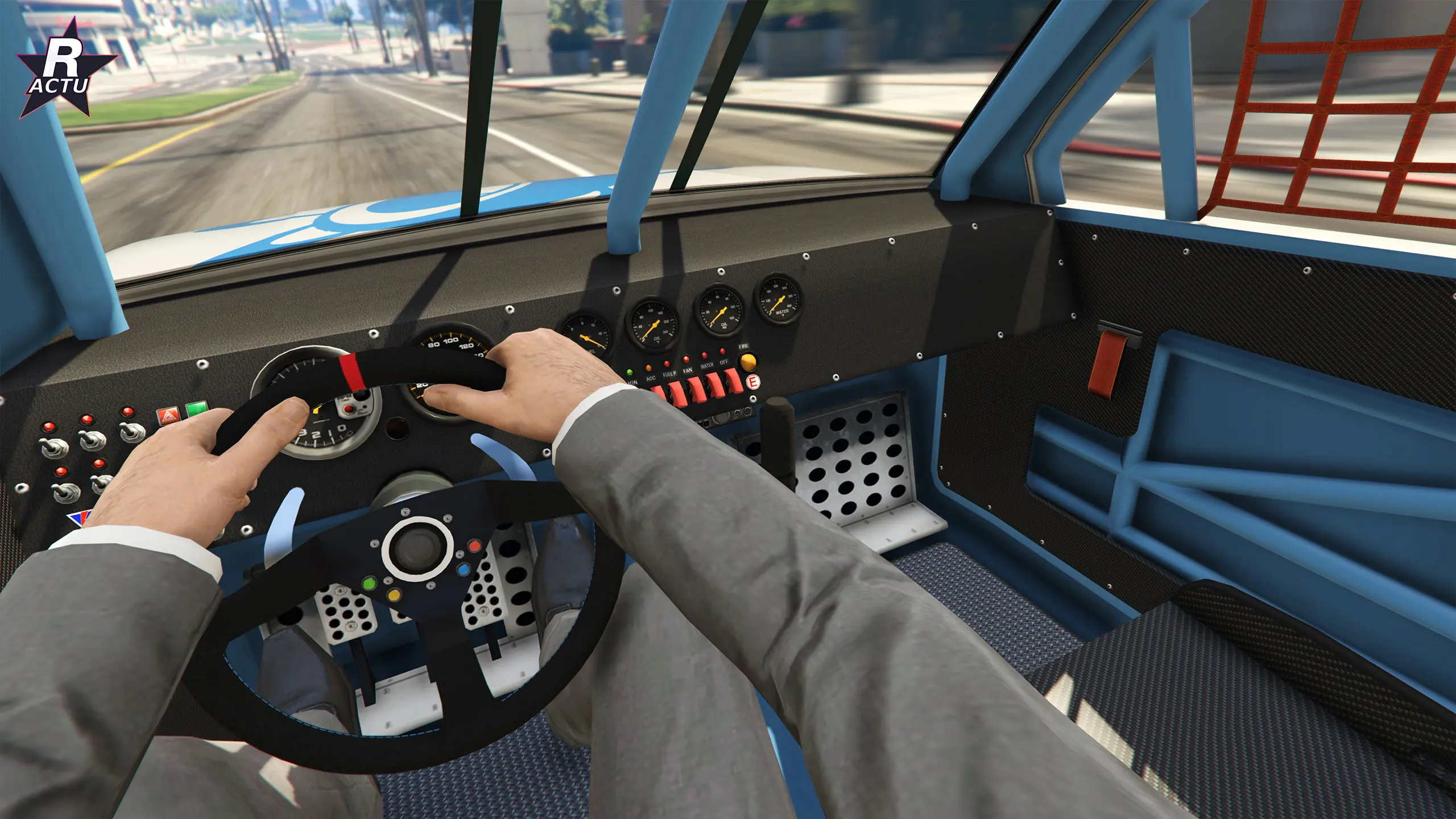 Vue à la première personne au volant de la Declasse Hotring Sabre dans GTA Online