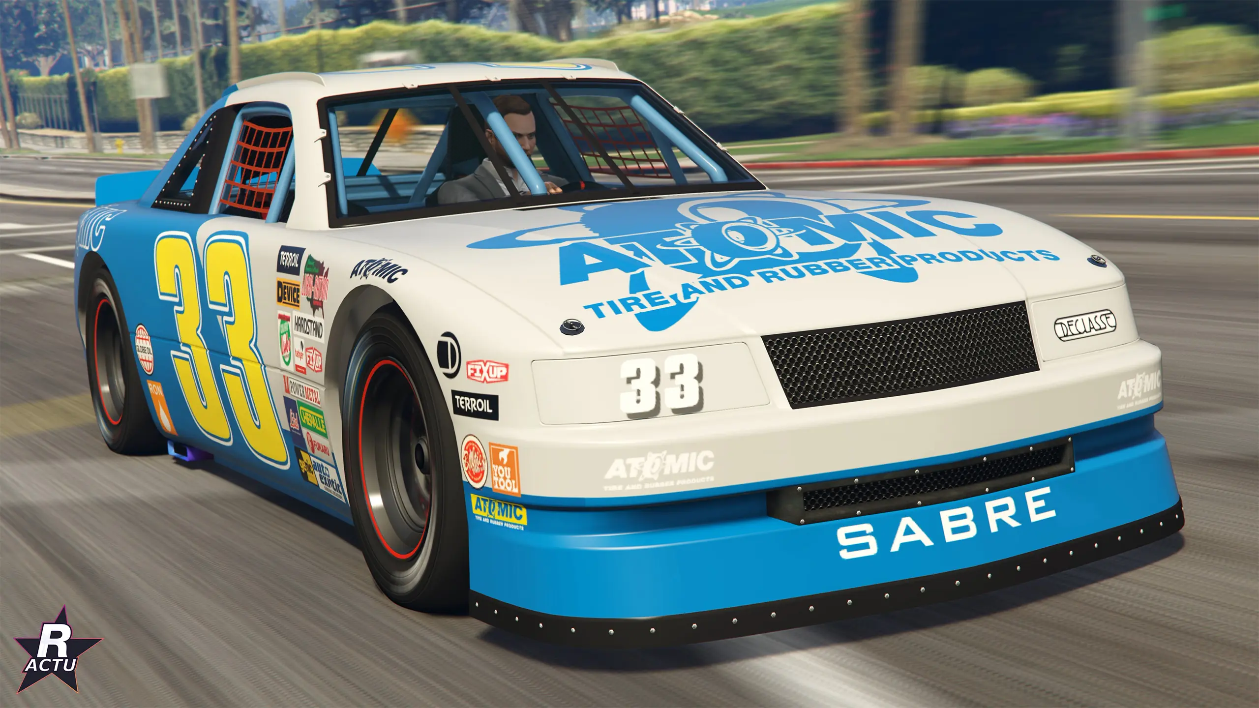 Vue avant de la Declasse Hotring Sabre n°33 en livrée Atomic dans GTA Online