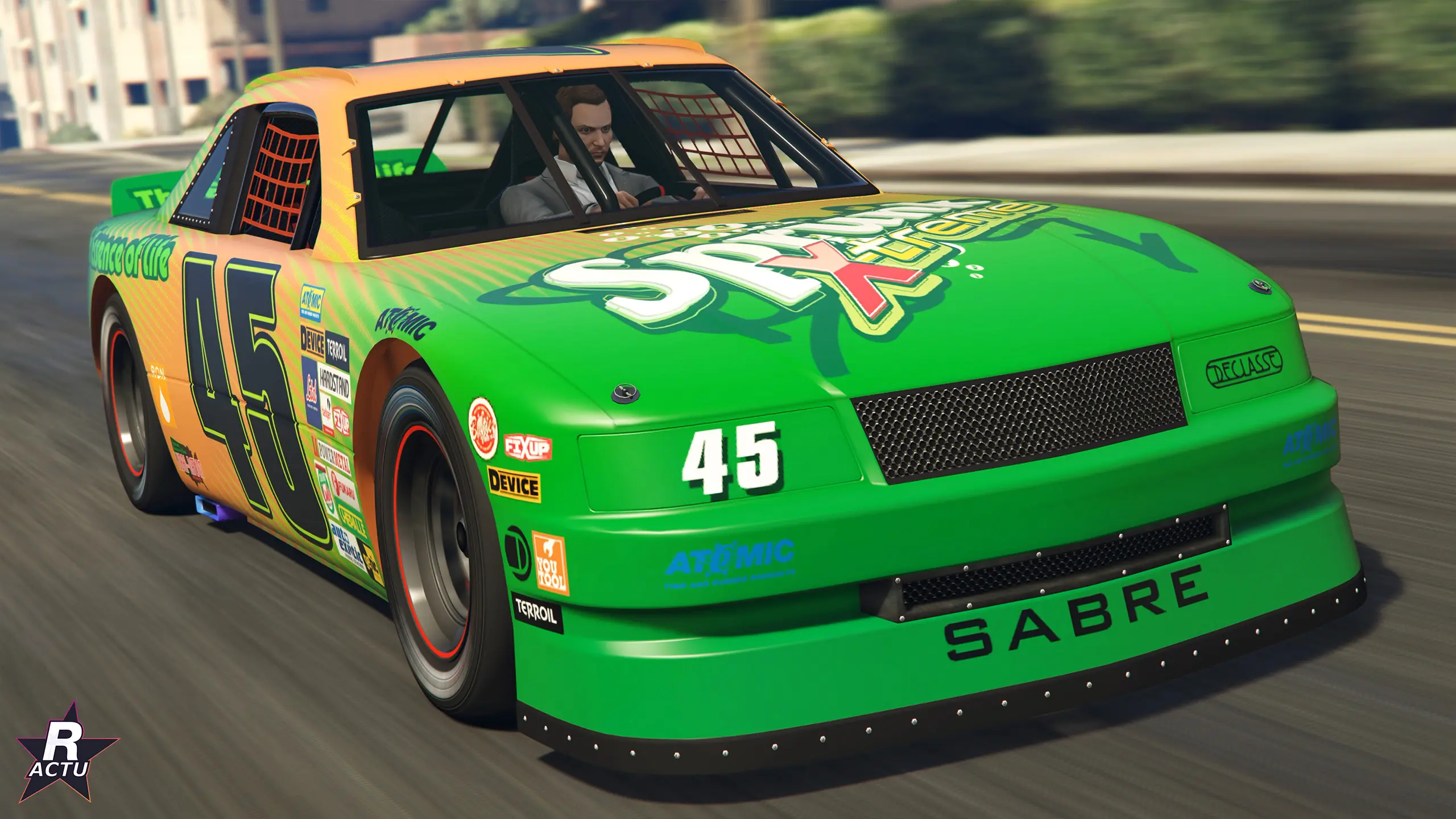 Vue avant de la Declasse Hotring Sabre n°45 en livrée Sprunk dans GTA Online