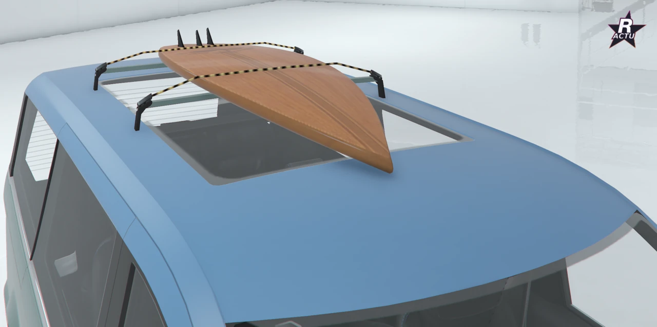 Planche de surf en bois arrimée sur le toit de la Läufer