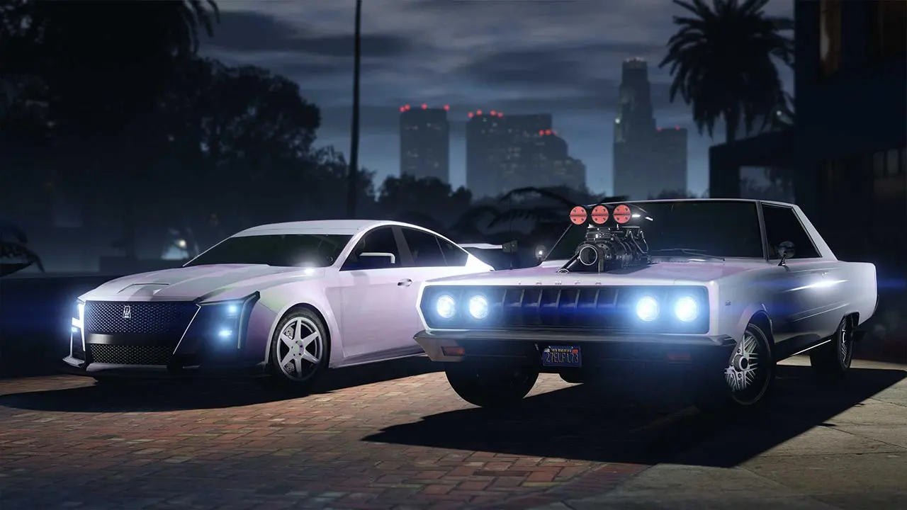 Deux voitures de GTA Online avec la peinture caméléon "Perle mauve clair" appliquée sur leur carrosseries et leurs jantes.