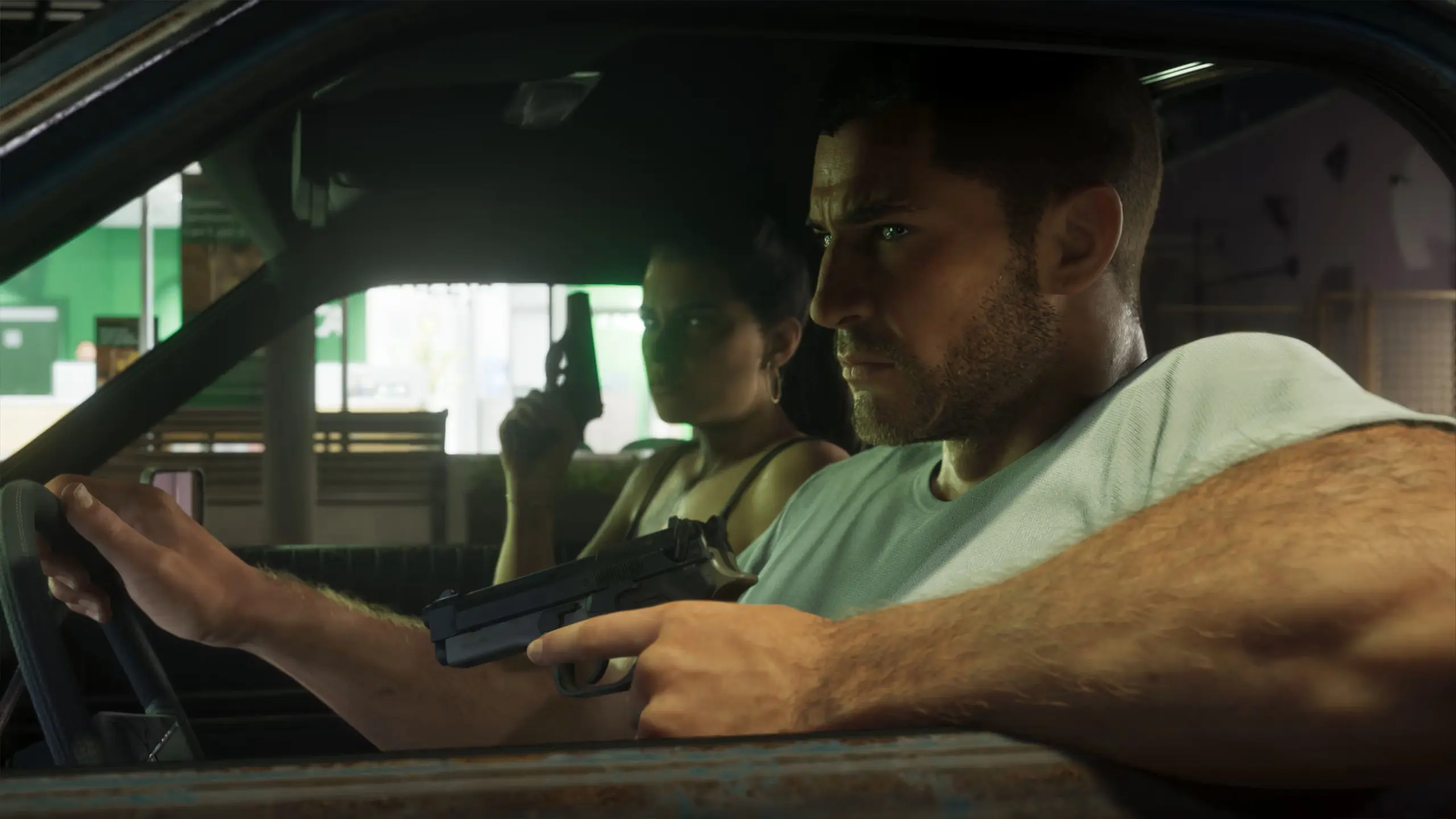 Jason et Lucia dans une voiture, en pleine nuit.