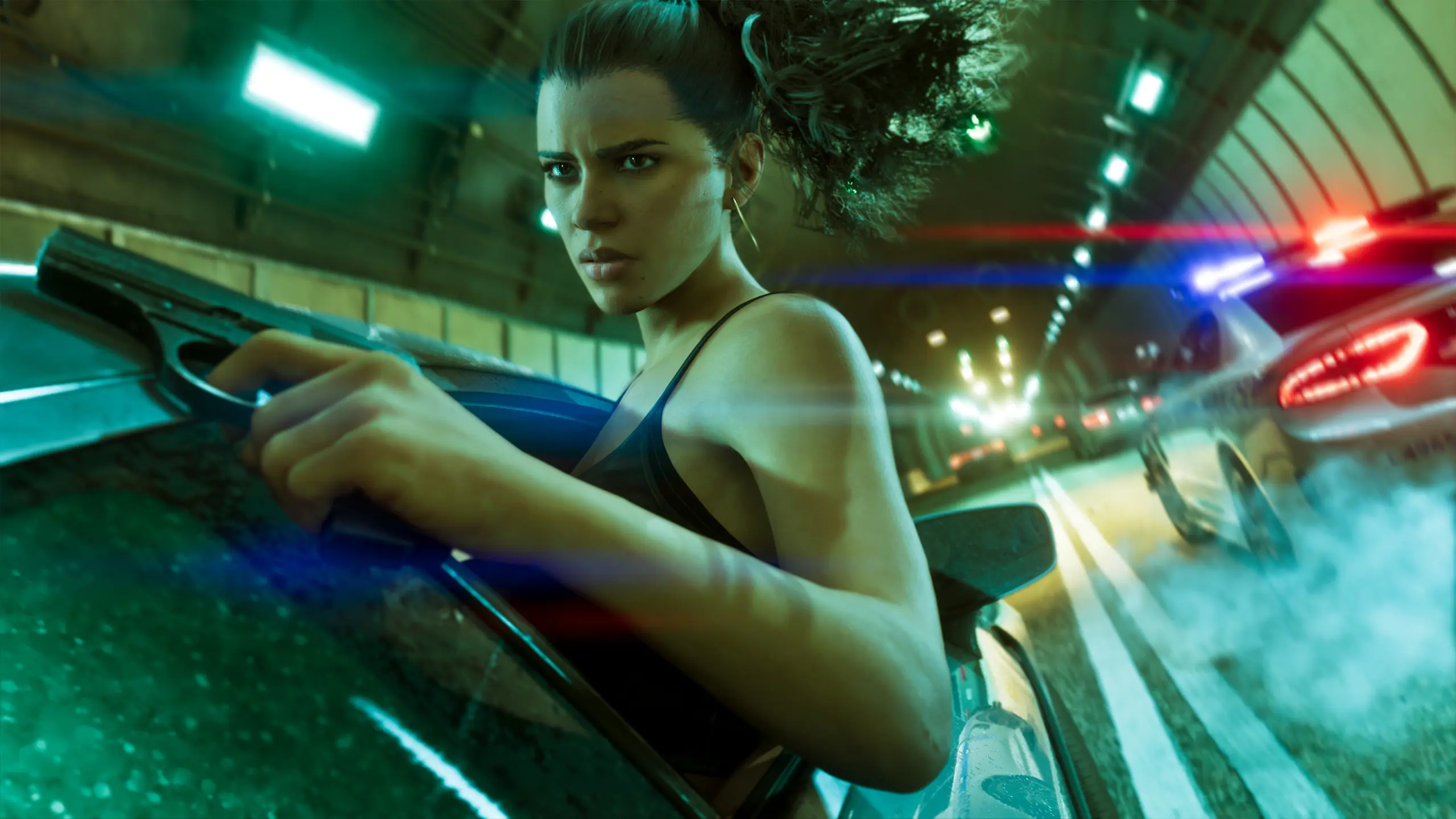 Lucia sortant sa tête de la voiture avec un pistolet, avec une voiture de police derrière elle, dans un tunnel.