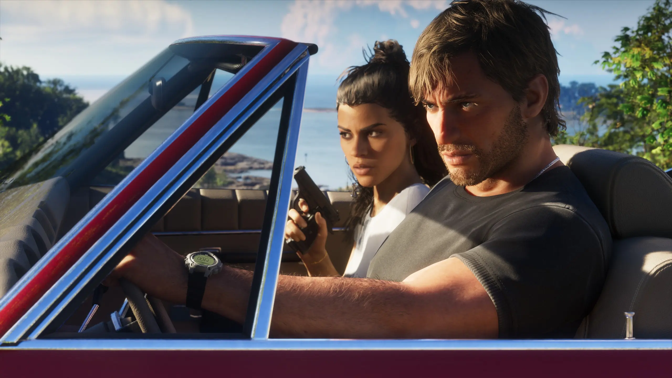 Jason et Lucia lançant un regard à bord d'une voiture décapotable.