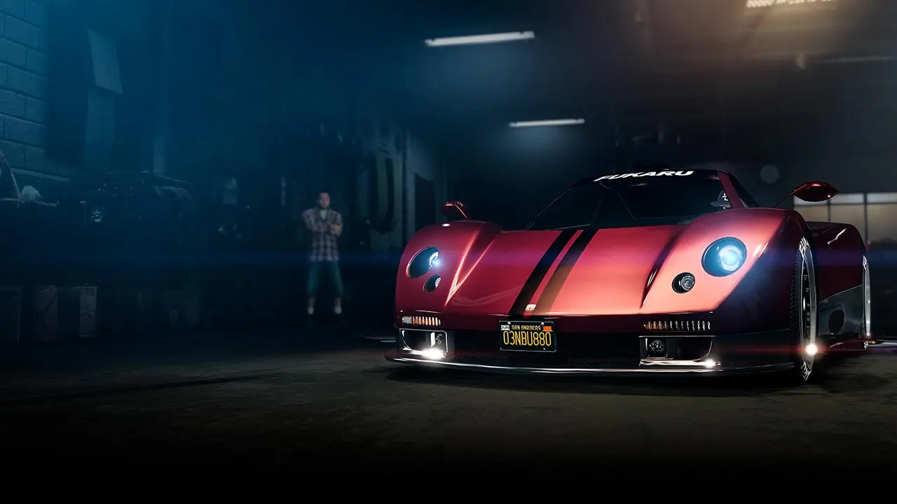 Vue avant de la voiture Pegassi Horus peinte en rouge avec une décalcomanie d'une double bande noire. Le véhicule est garé dans un atelier avec un mécano à côté.